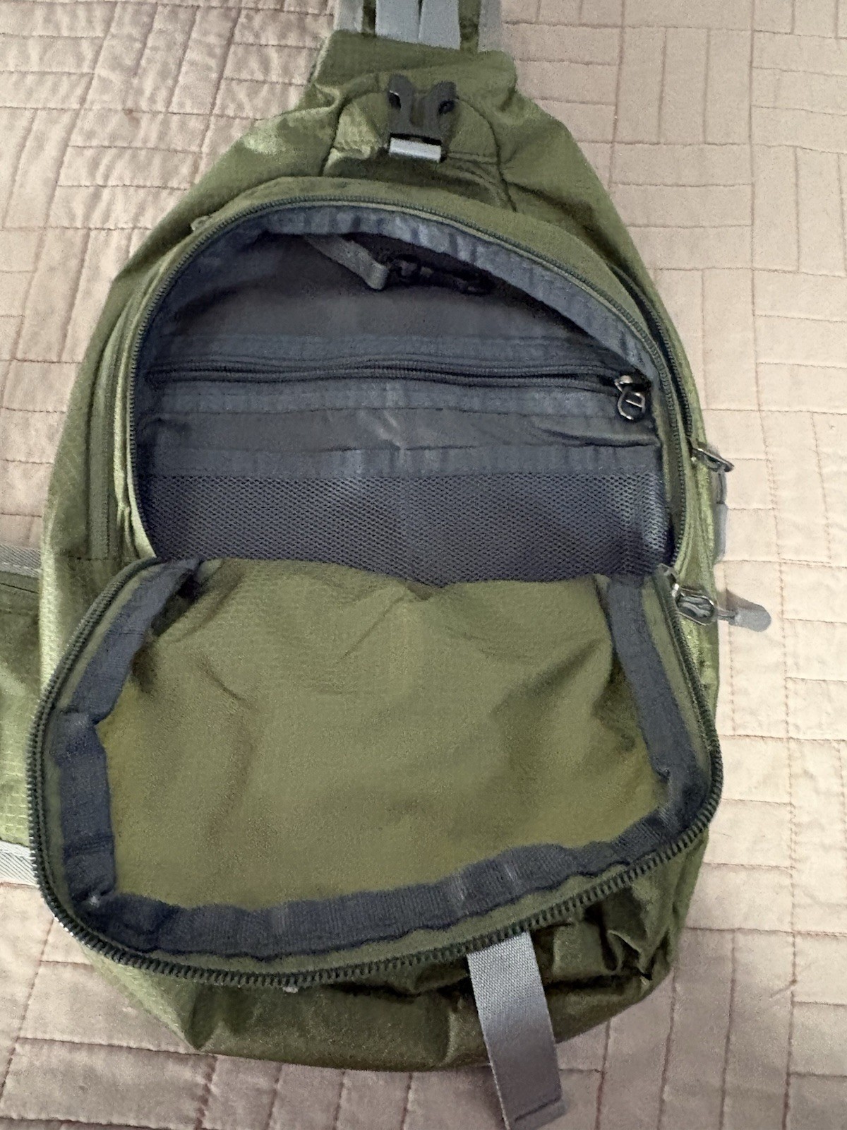 3 Pack Washing Over The Shoulder Bag. 4 Zippered Pockets. Strapped Main Closer