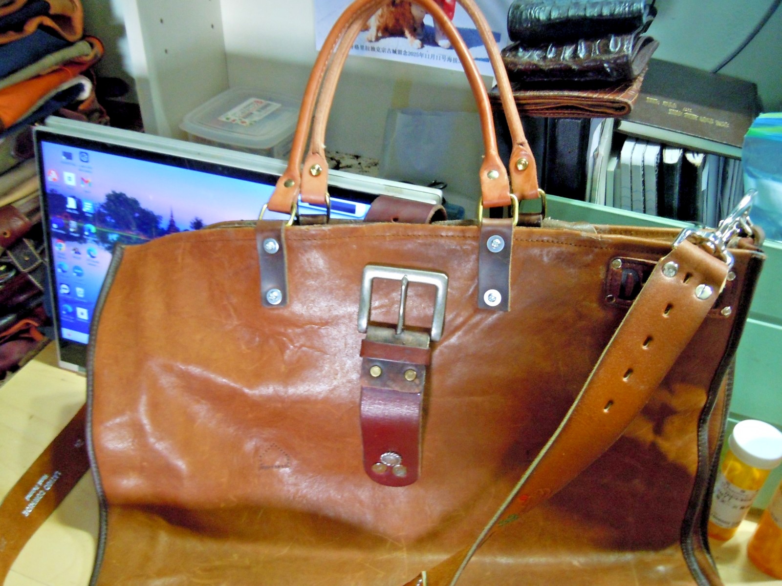 vintage Duluth Trading Co Leather City collection XXL Bag Brown Zipper Shoulder