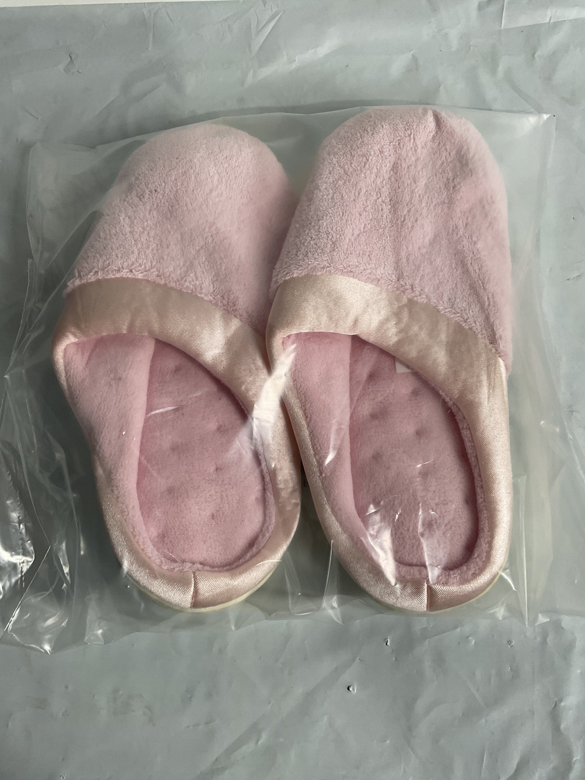 Isotoner Women’s Microterry PillowStep Satin Cuff Slippers Peony 7 5 8 U1