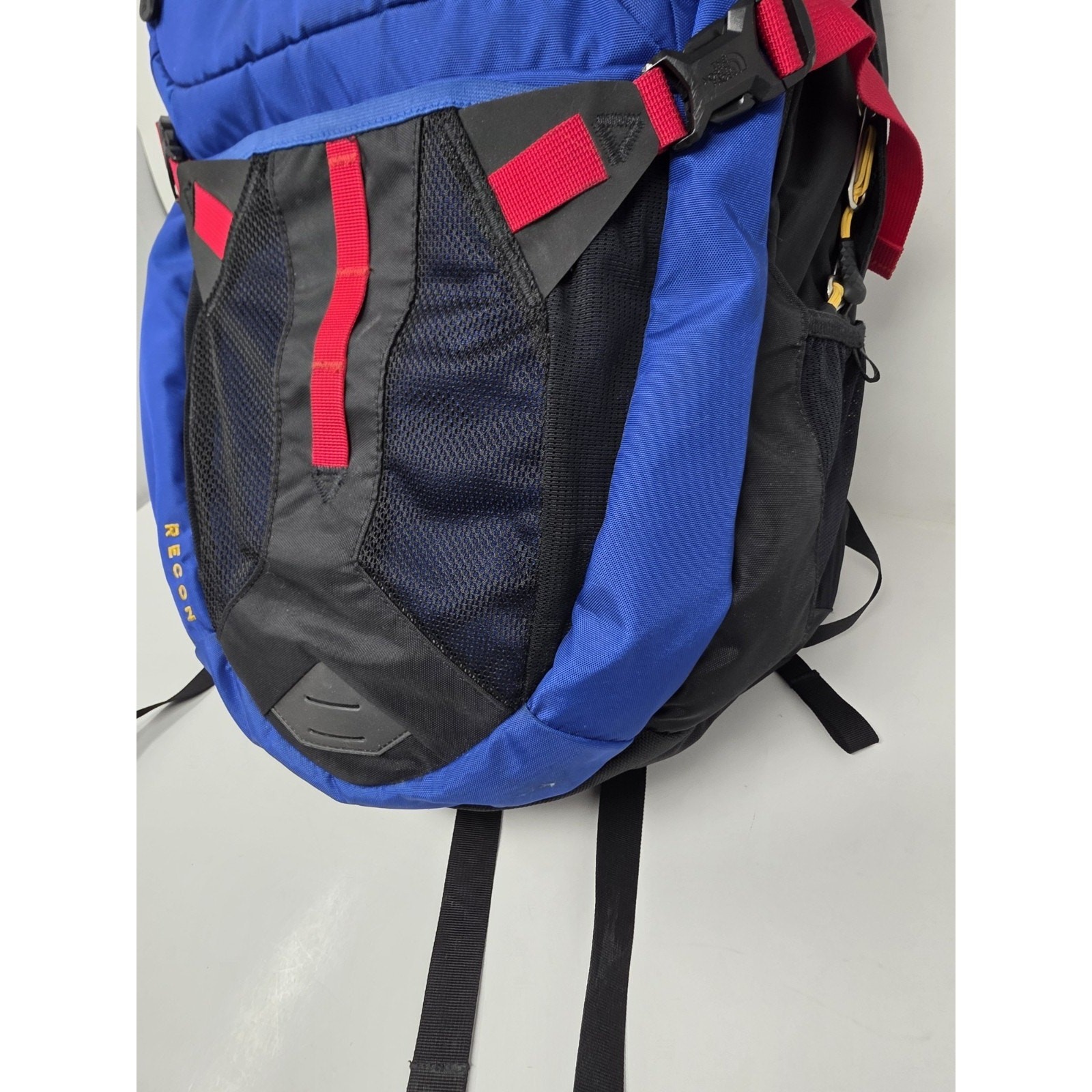 North Face Recon Backpack Blue/Red. Great bag for hiking, travel and school bag