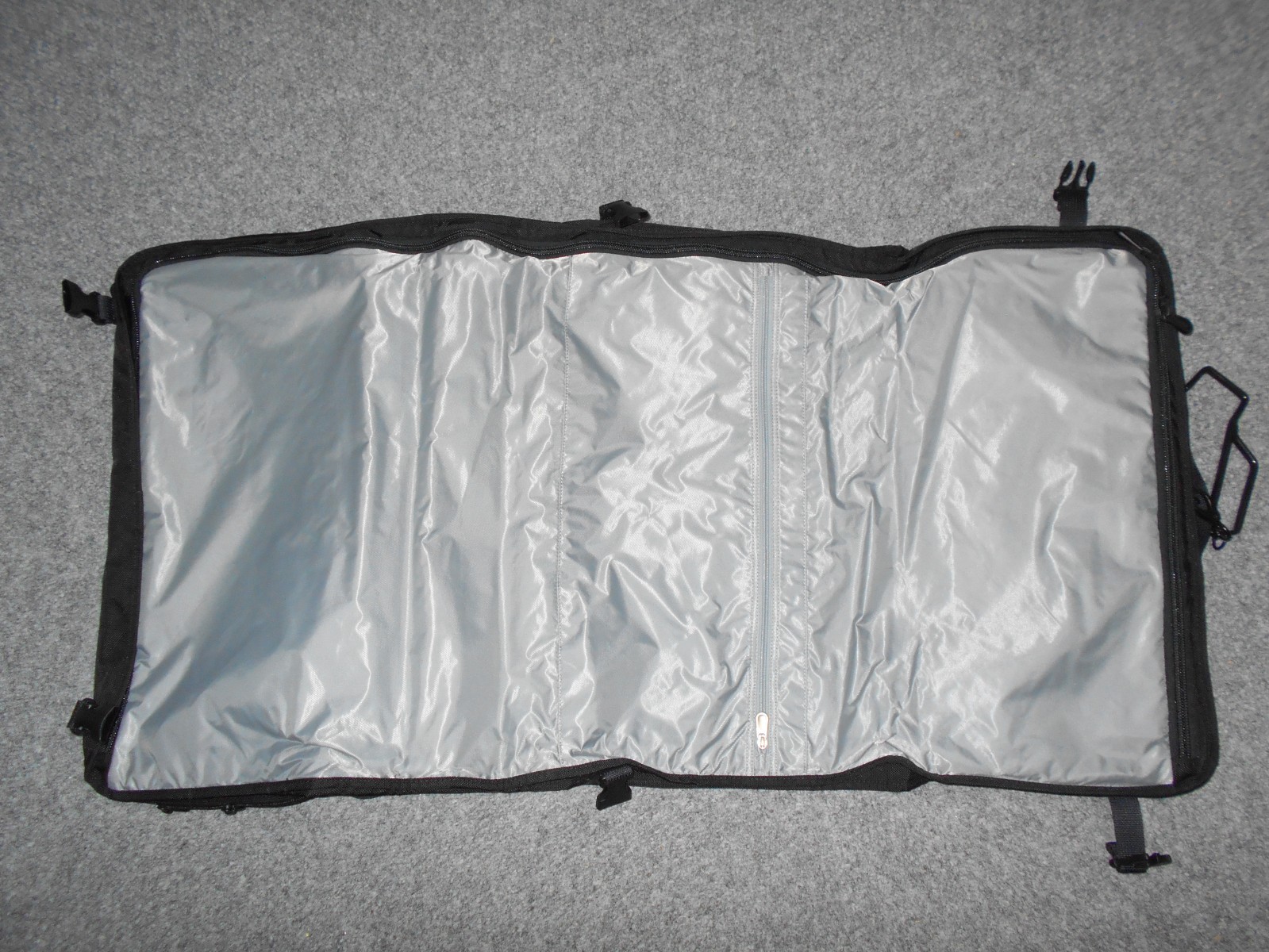 BRIGGS & RILEY 375-4 BASELINE 22″ NBA TRAILBLAZERS TRI-FOLD GARMENT BAG