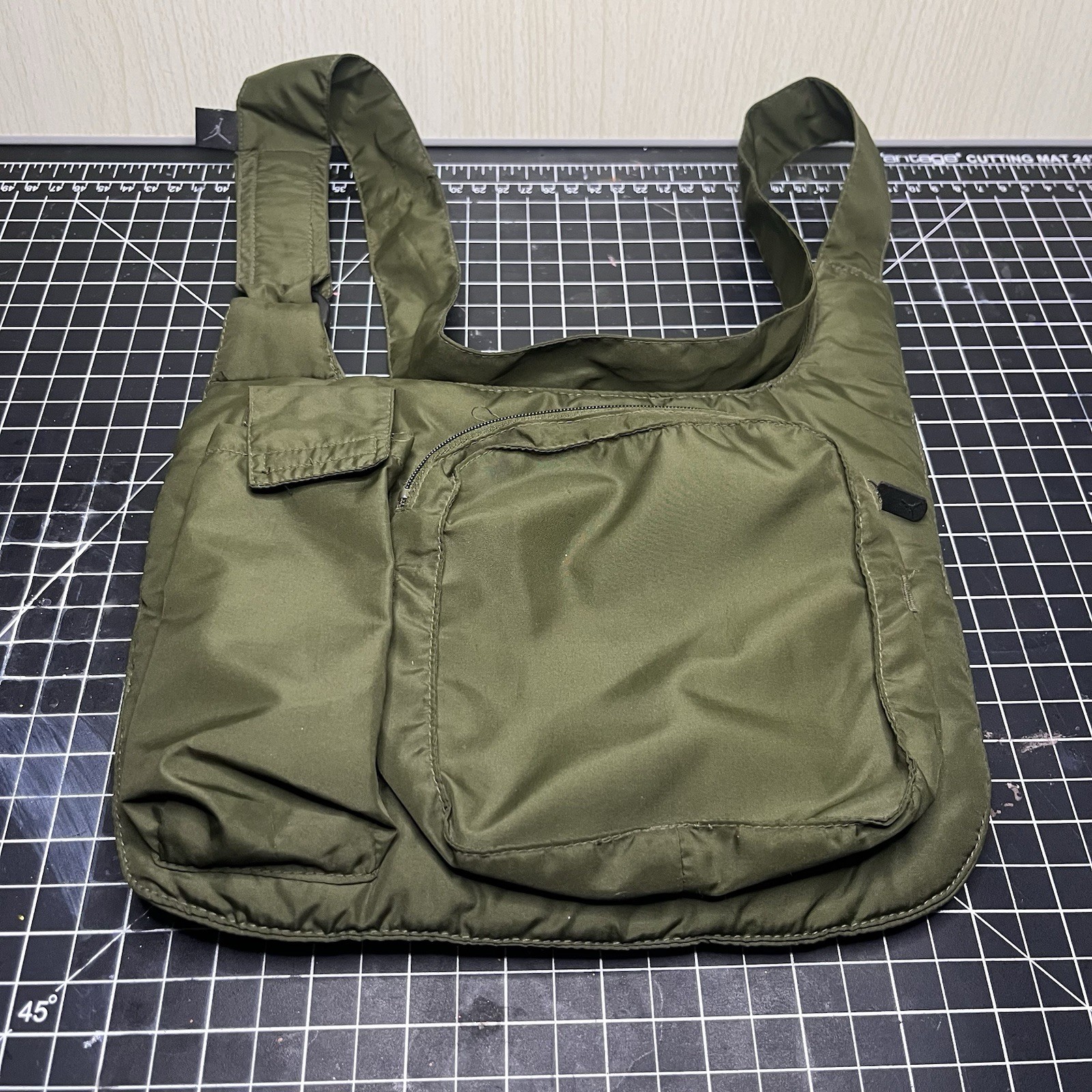 Jordan Crossbody Messenger Shoulder Bag Green Tactile Small Pockets Adjustable