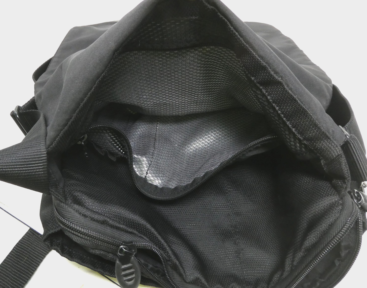 Tumi Alpha Small Messenger Crossbody Flap Body Bag Ballistic Nylon Cloth Black