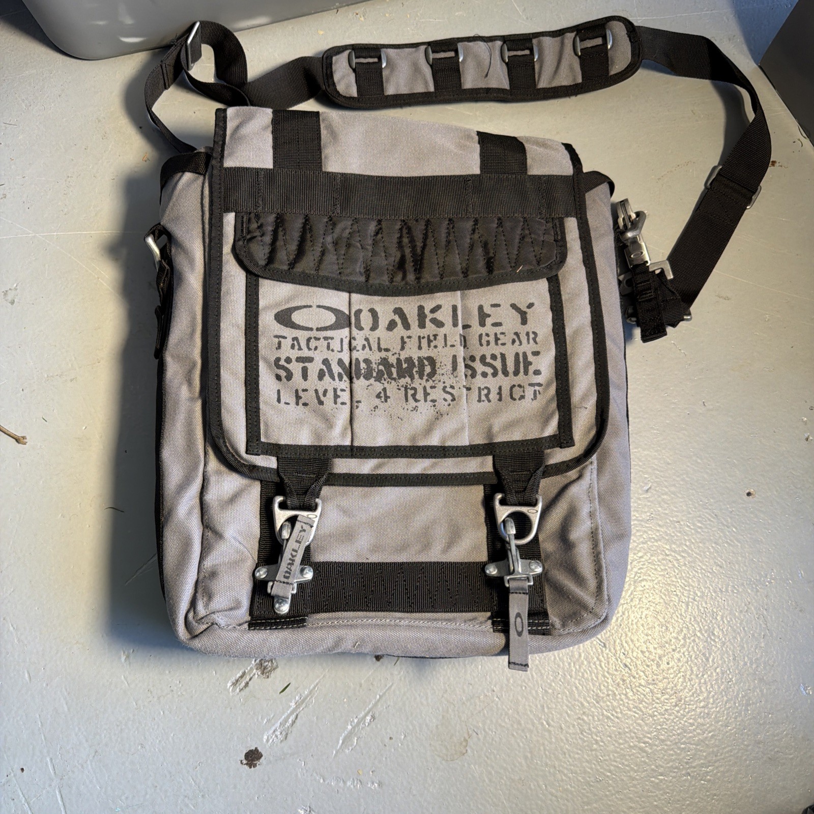 Oakley SI Tactical Field Gear Vertical Crossbody Bag