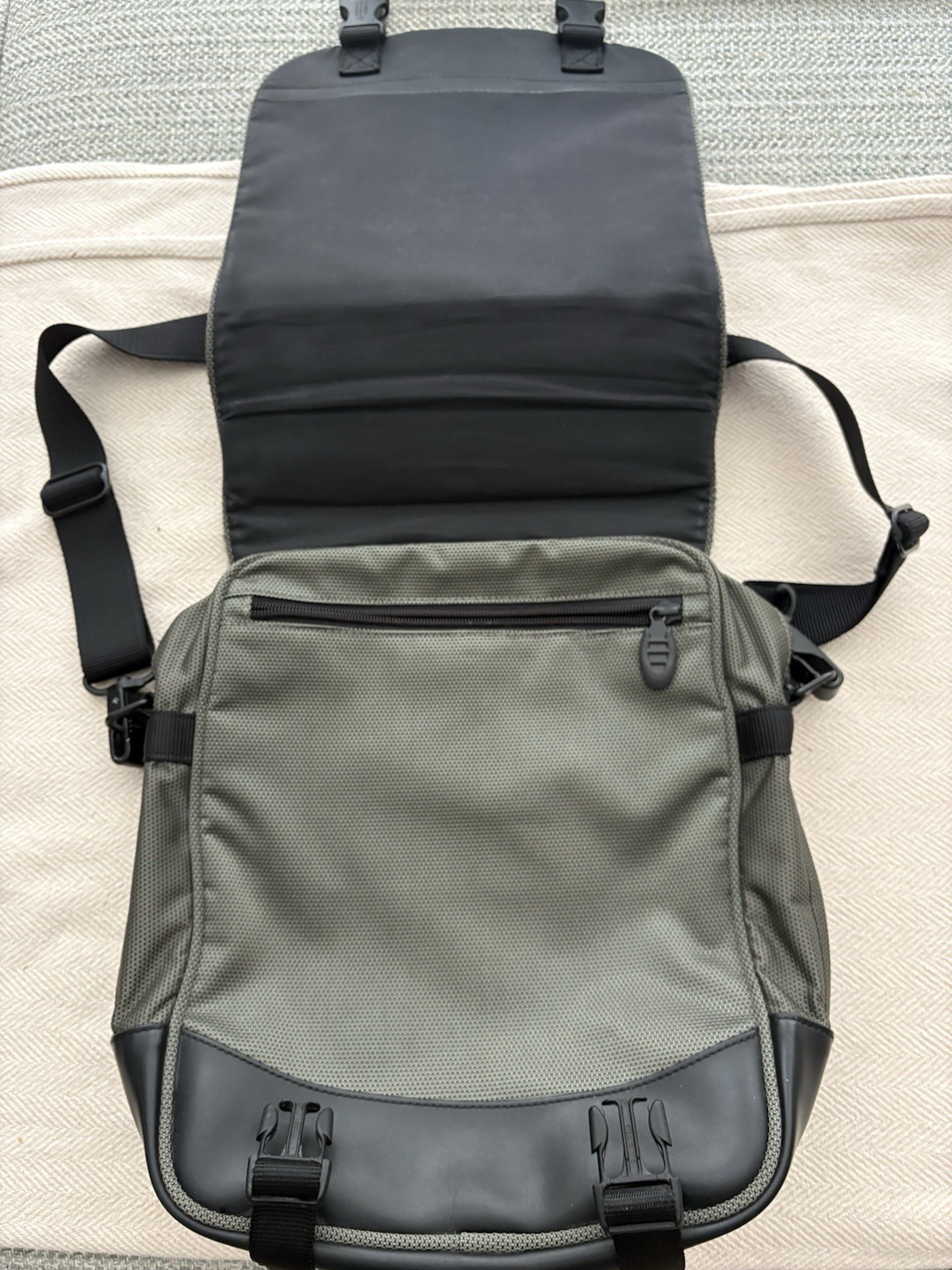 Tumi Men’s Green/Black Medium Messenger Bag Zip Adjustable Strap Pockets