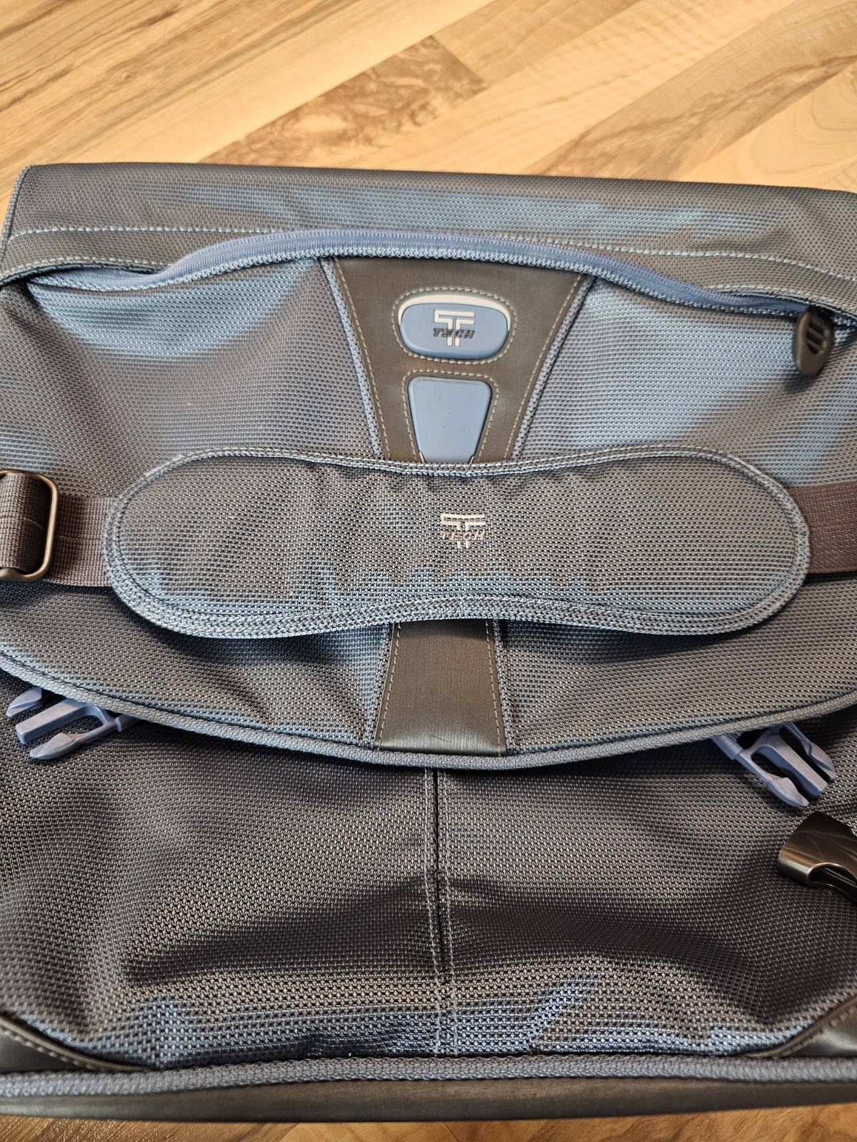 TUMI T-TECH COBALT BLUE LAPTOP MESSENGER BAG ESSENTIAL GEAR~GOOD CONDITION