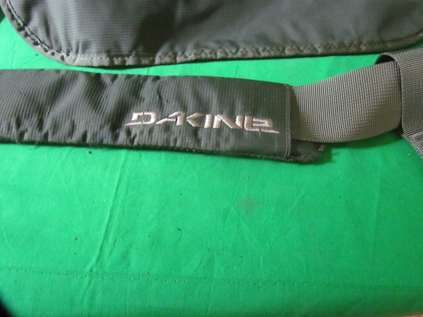 Dakine Padded Messenger Shoulder Bag Laptop Olive Green 16″ Nice Condition