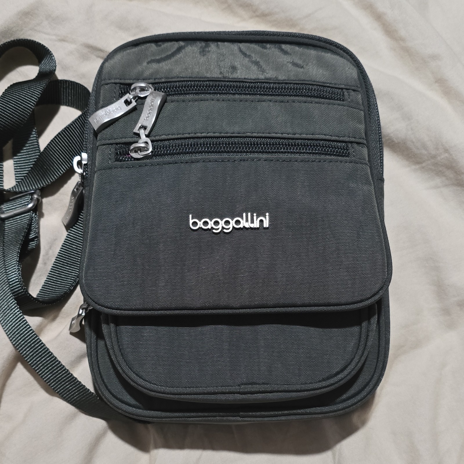 baggallini gray Crossbody Adjustable Strap Multiple Compartments