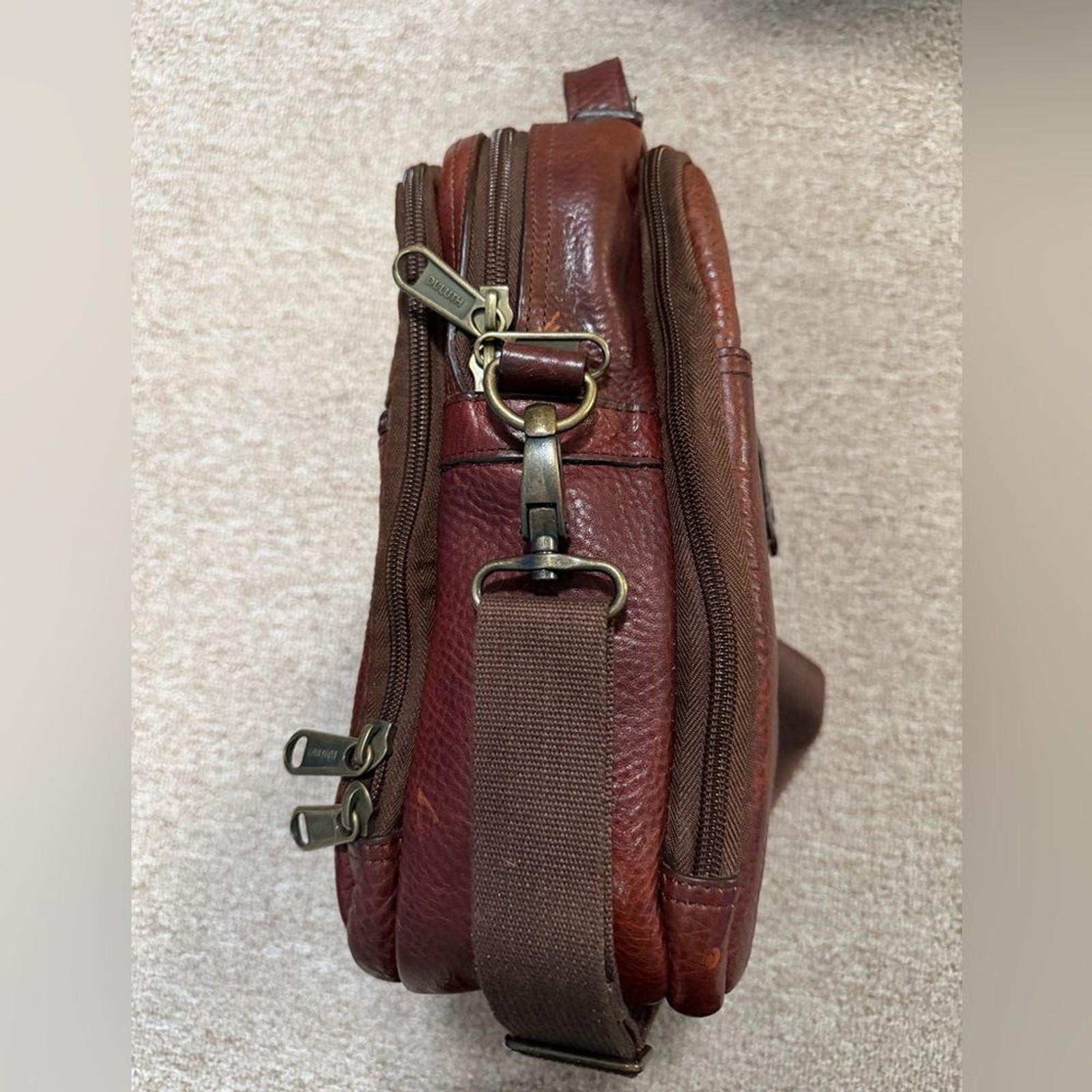 Duluth Trafing Co Lifetime Leather travel bag, vintage EUC