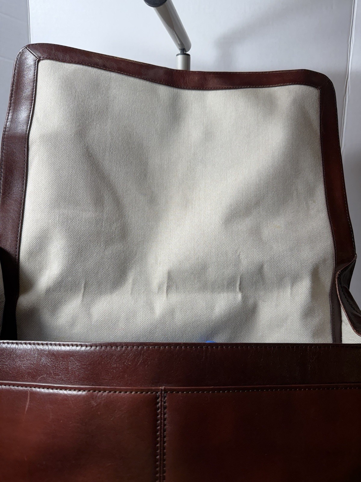 Bosca Brown Messenger Bag Magnetic Men Inner Pockets Adjustable Strap Casual