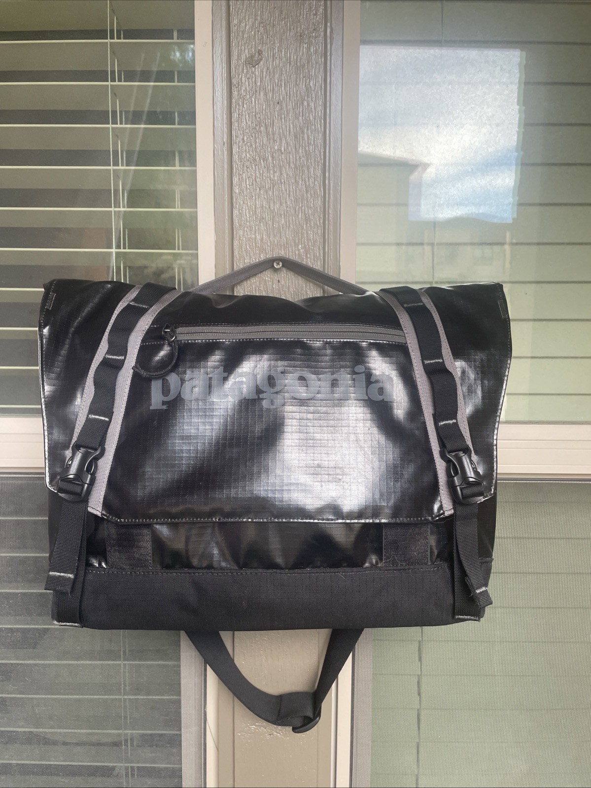 Patagonia Black Hole Messenger 12L Bag Black Laptop Lightweight 49321