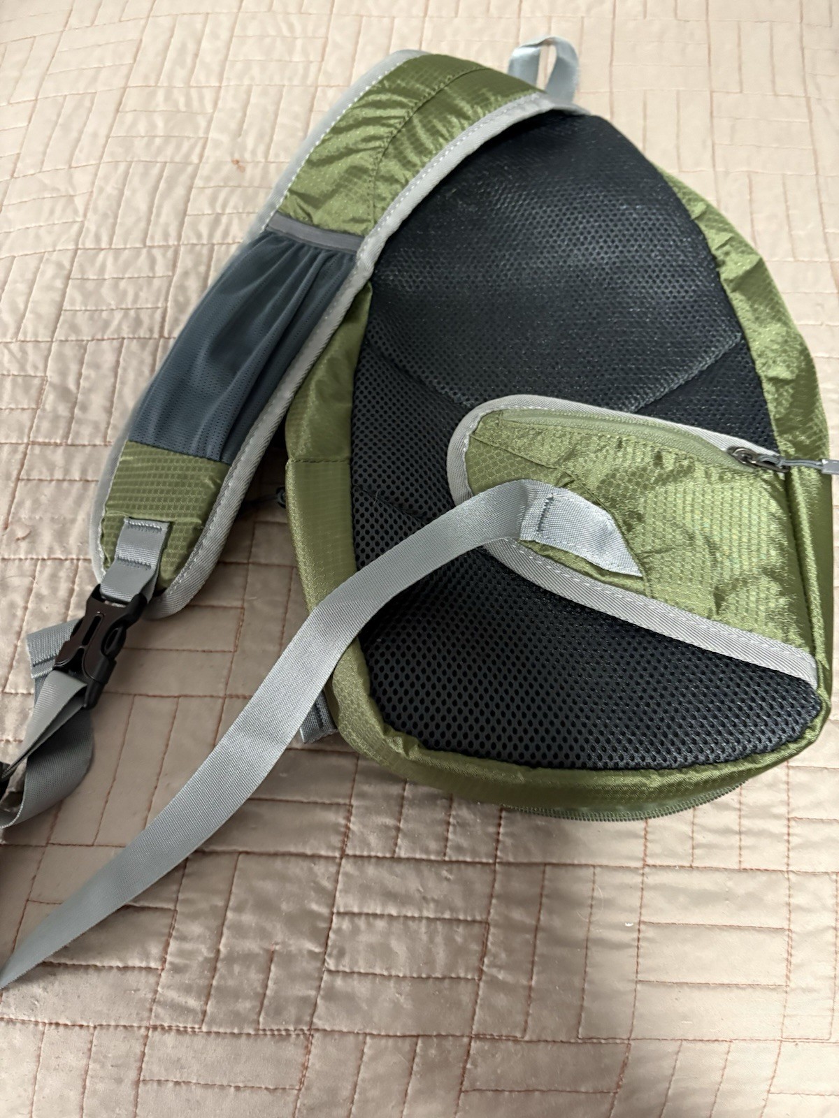 3 Pack Washing Over The Shoulder Bag. 4 Zippered Pockets. Strapped Main Closer
