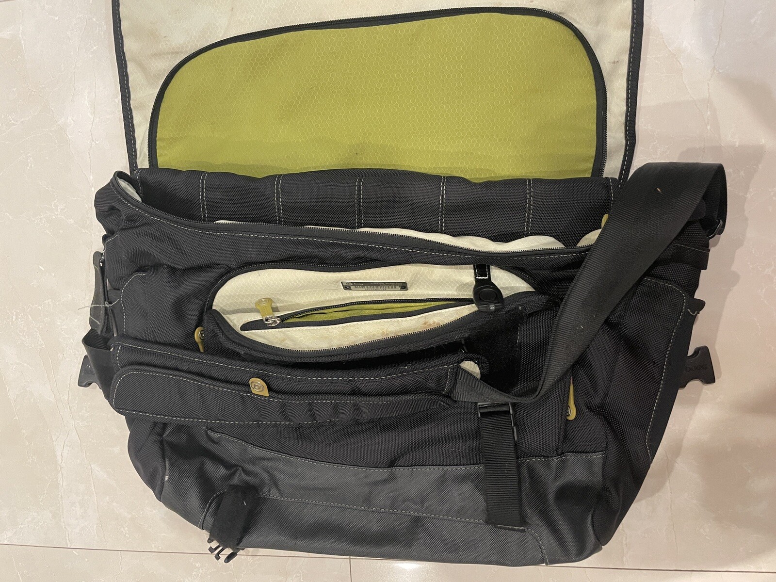 Booq Boa Nerve Computer Messenger Bag. Designed for the 15in MacBook Pro.