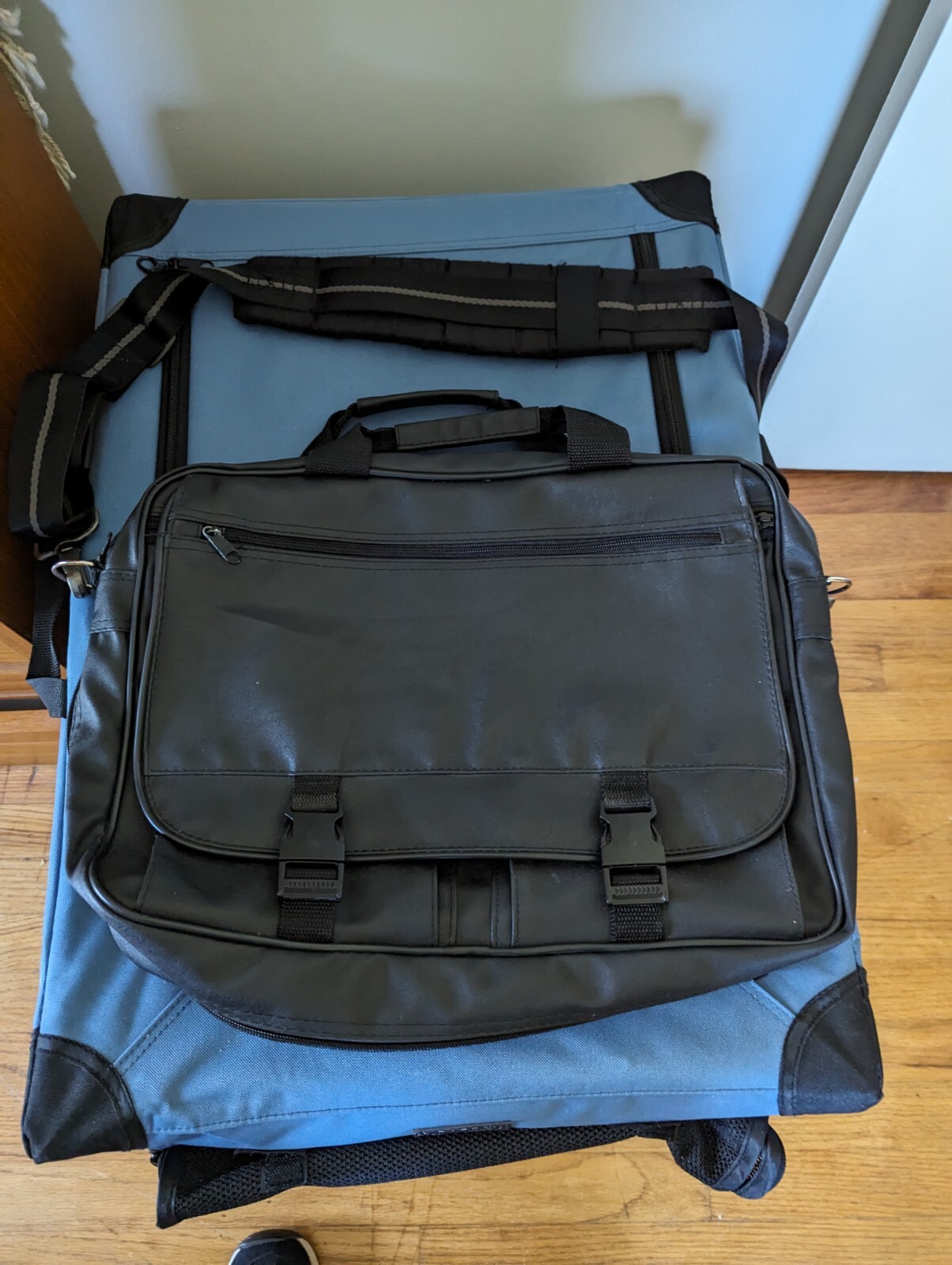 Briefcase Soft Black Leather with Shoulder Strap, zipper/Excellent Condition