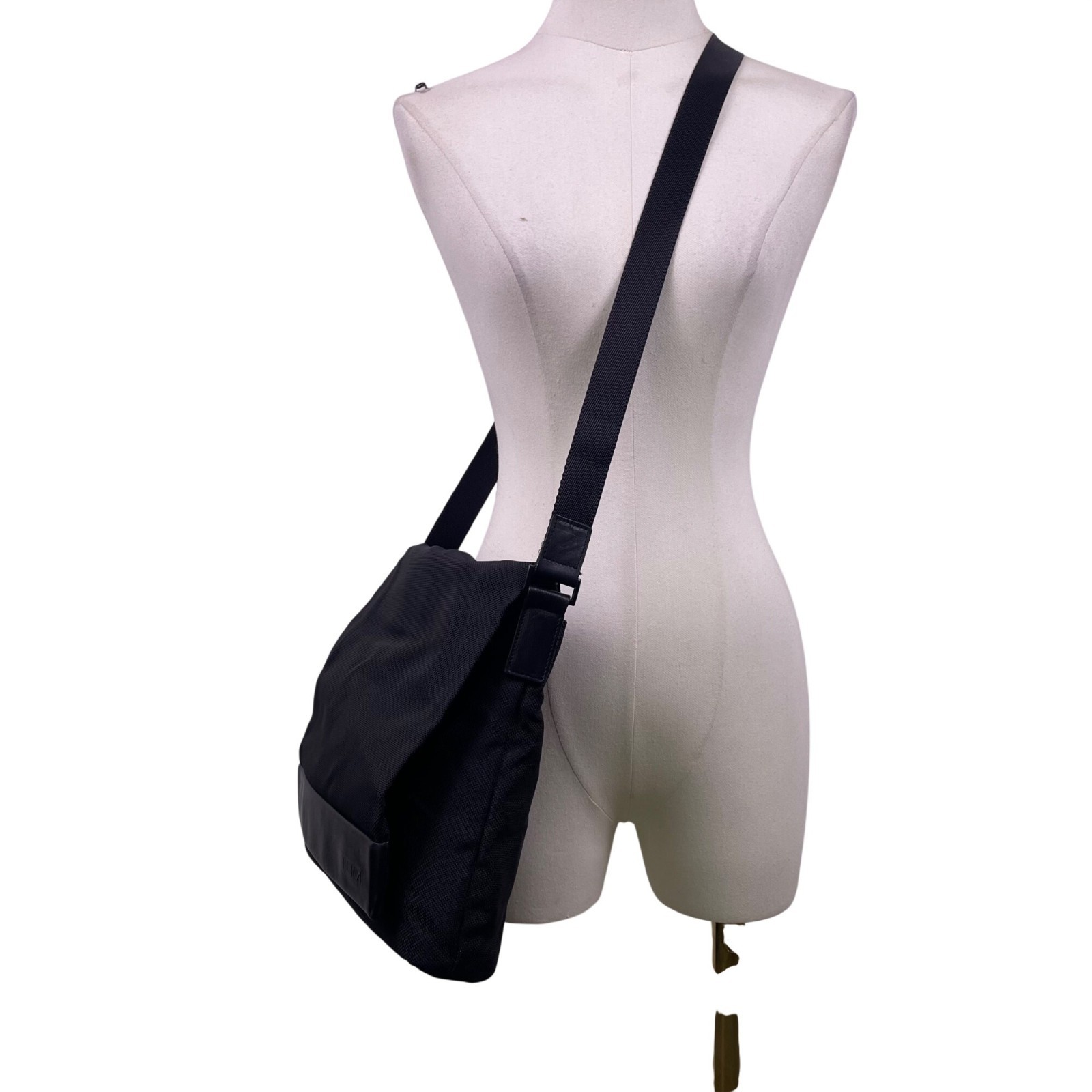 Tumi Men’s Black Fabric Adjustable Strap Durable Lined Interior Messenger Bag