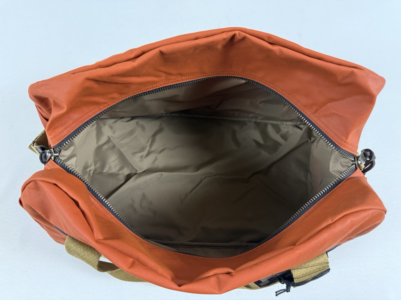 FILSON MEDIUM TIN CLOTH DUFFLE BAG RUST OS NWT
