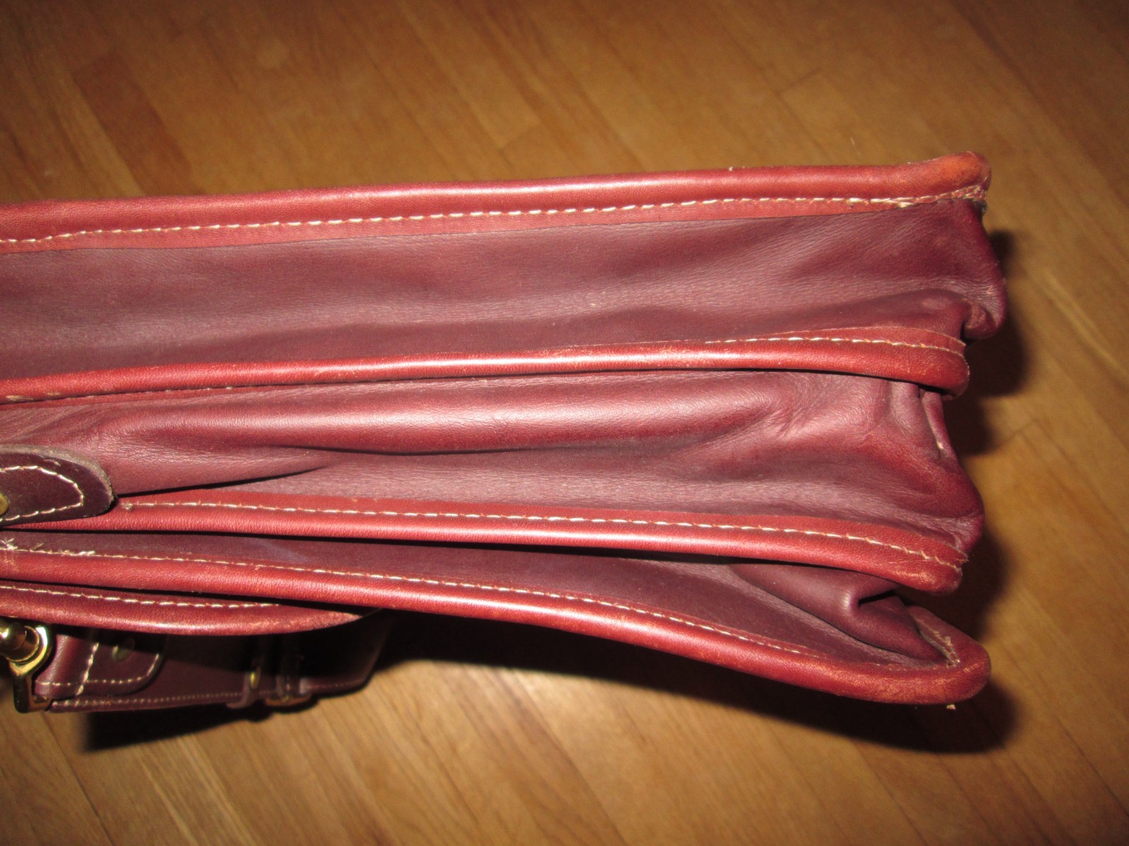 Vintage ORVIS Brown Saddle Leather Push Clasp Briefcase Messenger Bag *USA