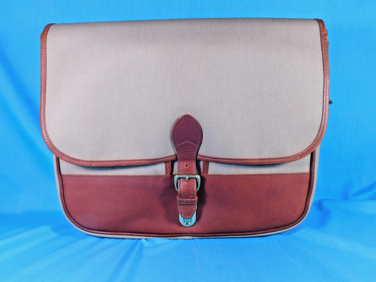 ORVIS TWO TONE LEATHER AND HEAVY CANVAS TWO TONE MESSENGER BAG NEW 16″x13″x5″