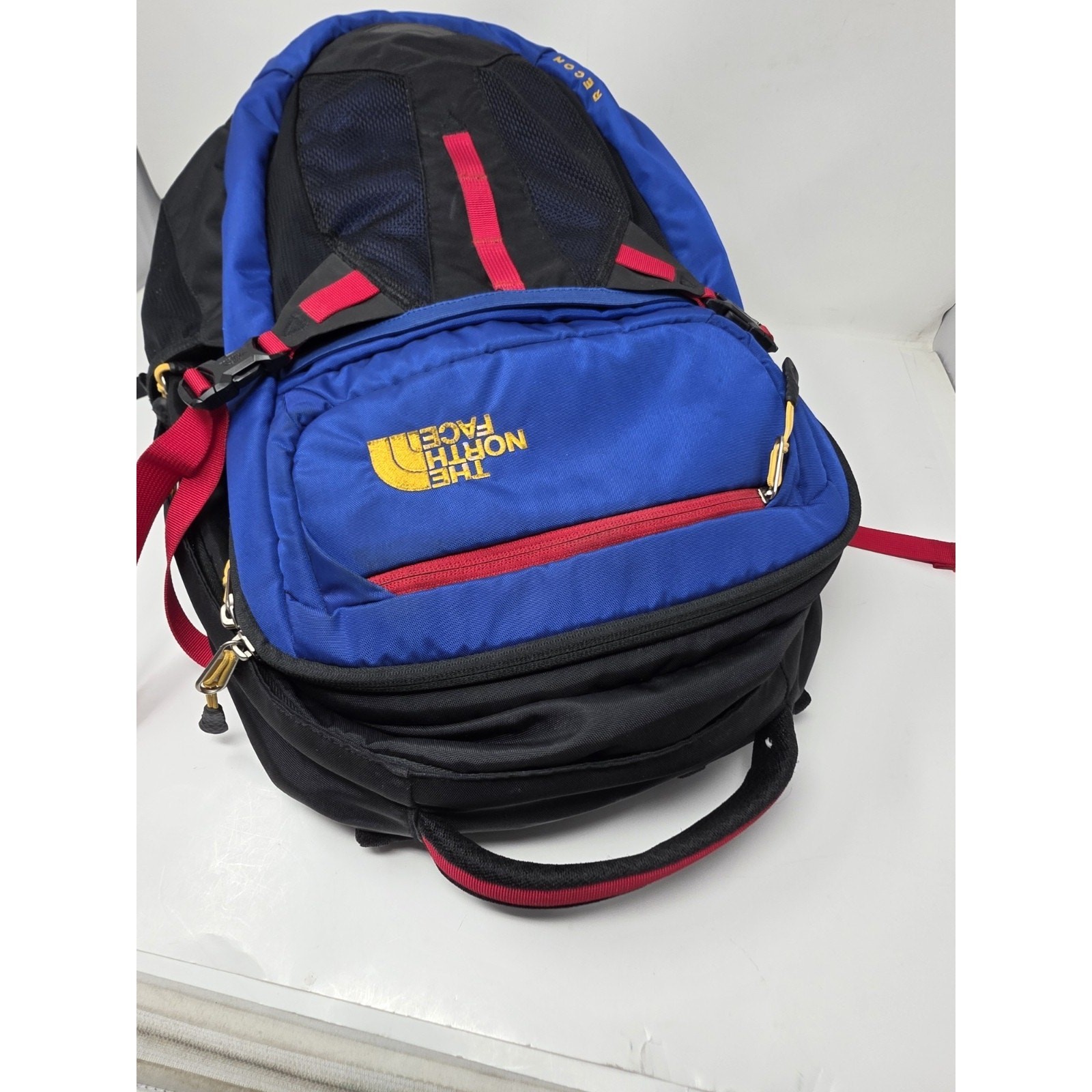 North Face Recon Backpack Blue/Red. Great bag for hiking, travel and school bag