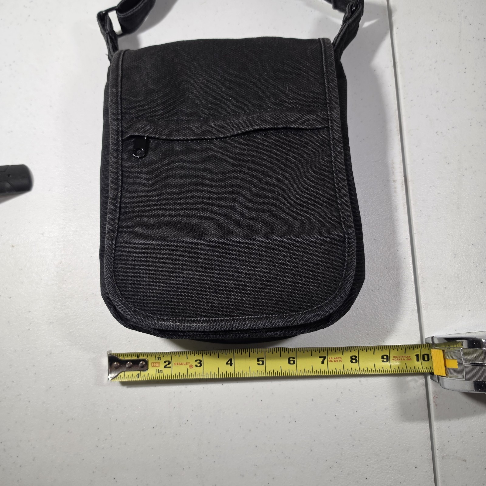 KAVU Kicker Canvas Crossbody/Messenger Bag With Flap Closure. Black. READ..