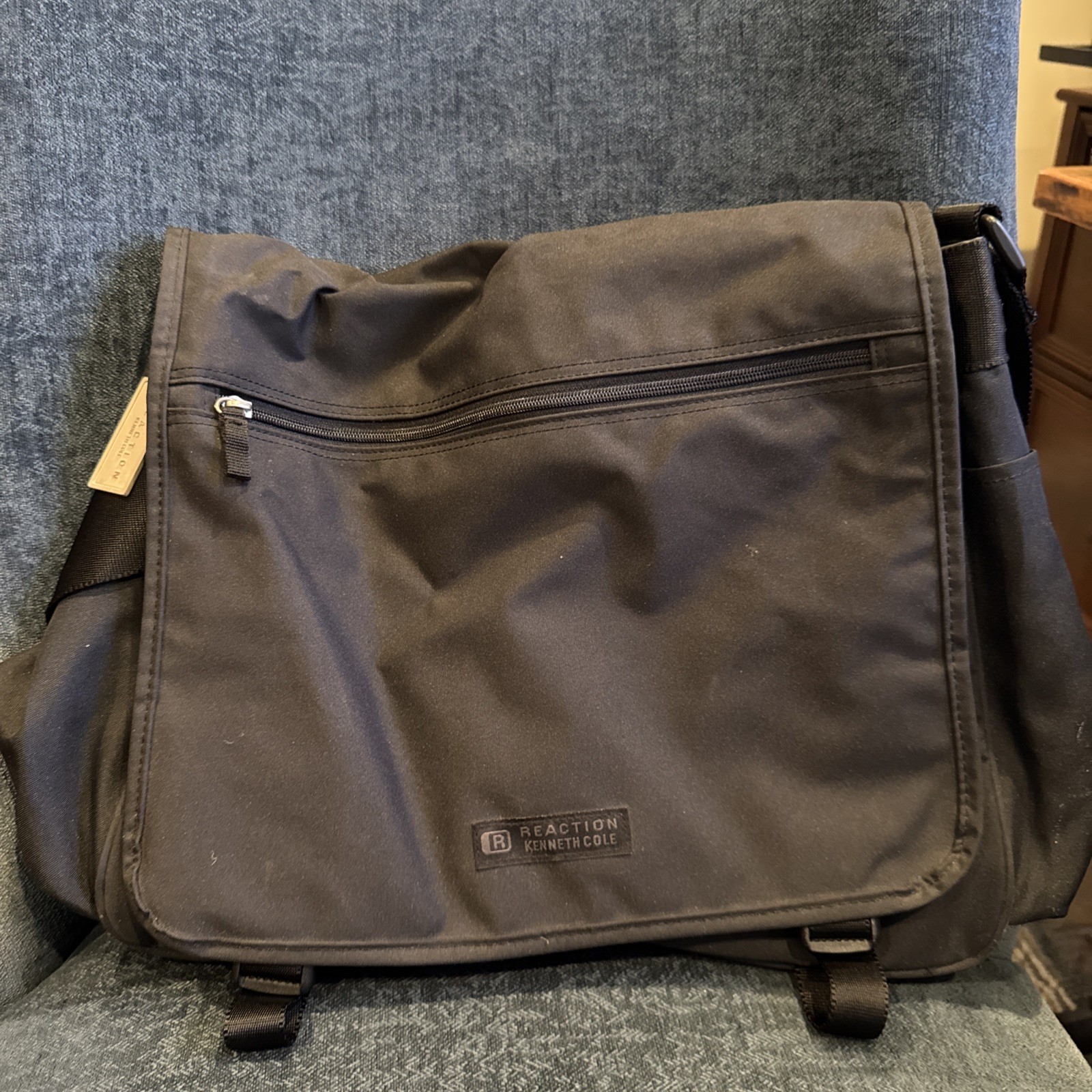 Kenneth Cole Reaction Black Nylon Messenger Bag 14×20 Vintage