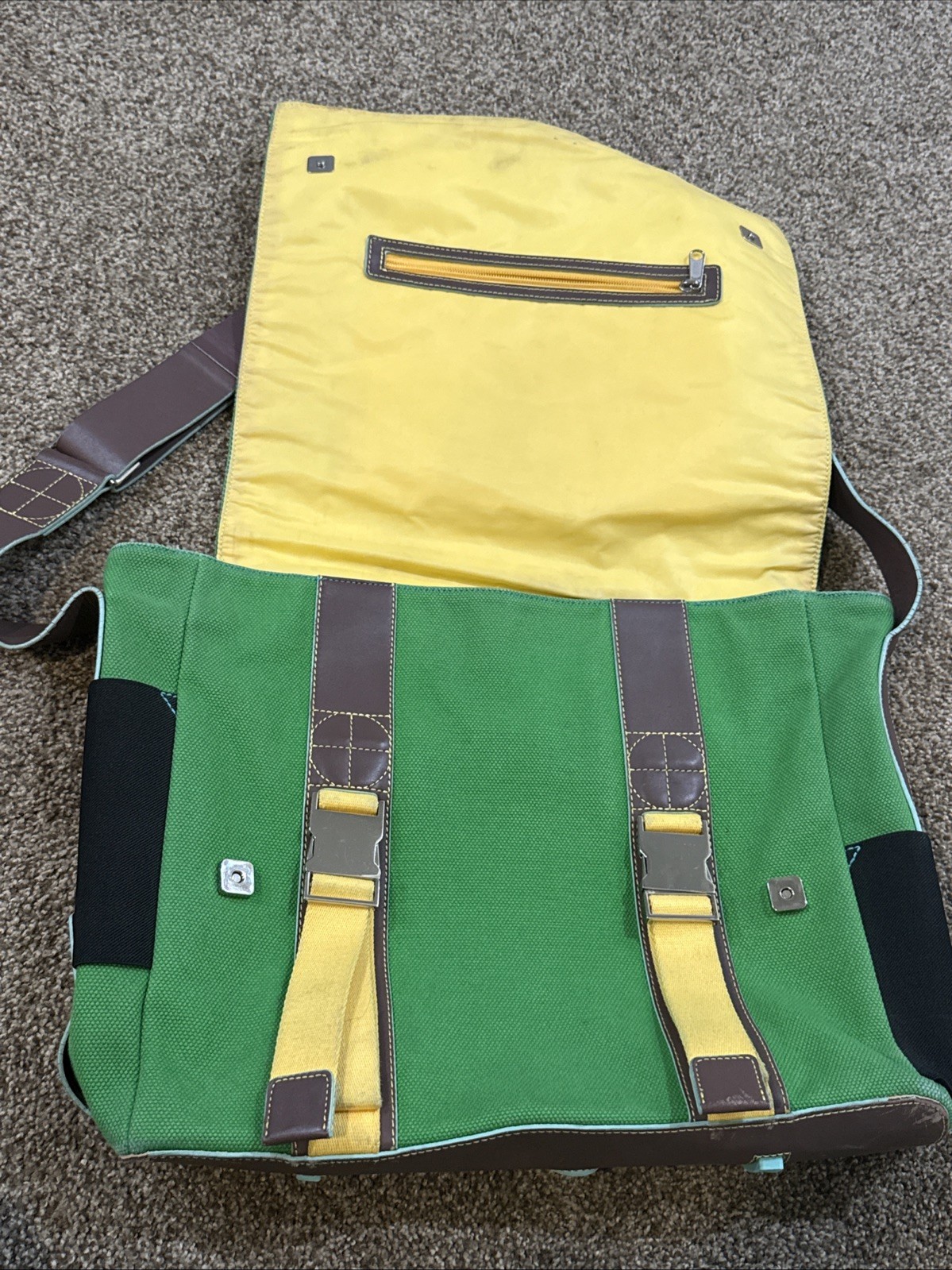 Plank Canvas Kelly Green Messenger Bag Magnet, Buckle, Zip And Snap Closure.Yoga