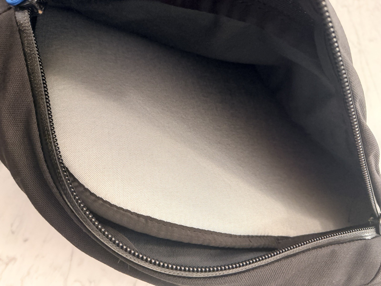 Tom Bihn Buzz Sling Bag Backpack Ballistic Nylon Messenger USA Airplane