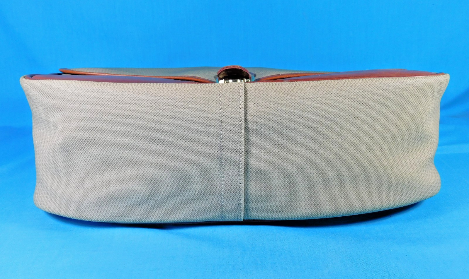 ORVIS TWO TONE LEATHER AND HEAVY CANVAS TWO TONE MESSENGER BAG NEW 16″x13″x5″