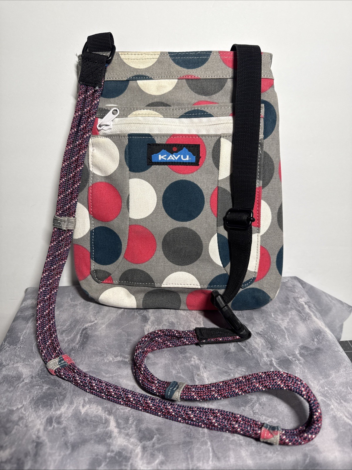 KAVU Keepalong Canvas Sling Bag Crossbody Rope Shoulder Bag Gray With Dots
