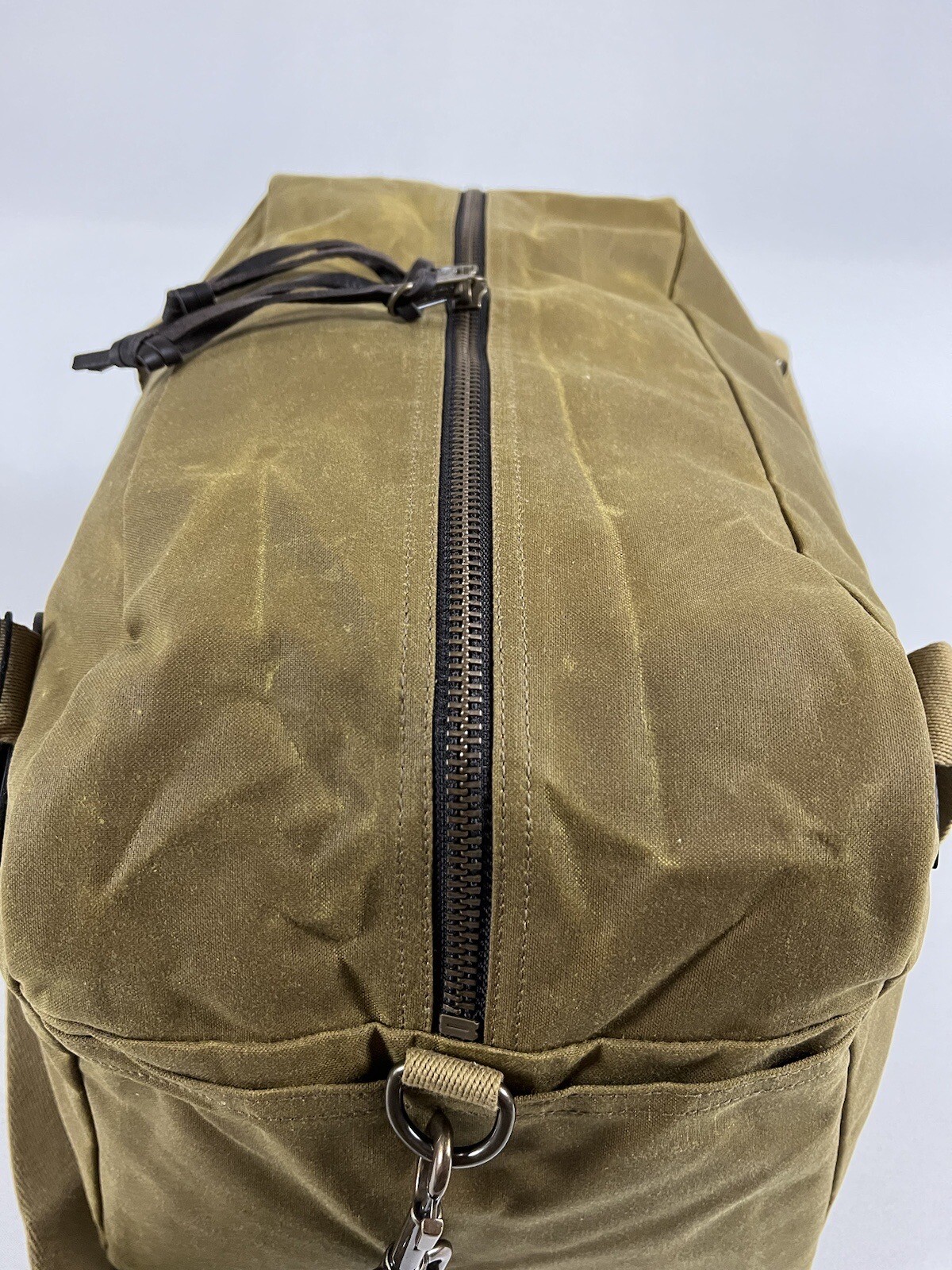 FILSON MEDIUM TIN CLOTH DUFFLE BAG DARK TAN OS NWT
