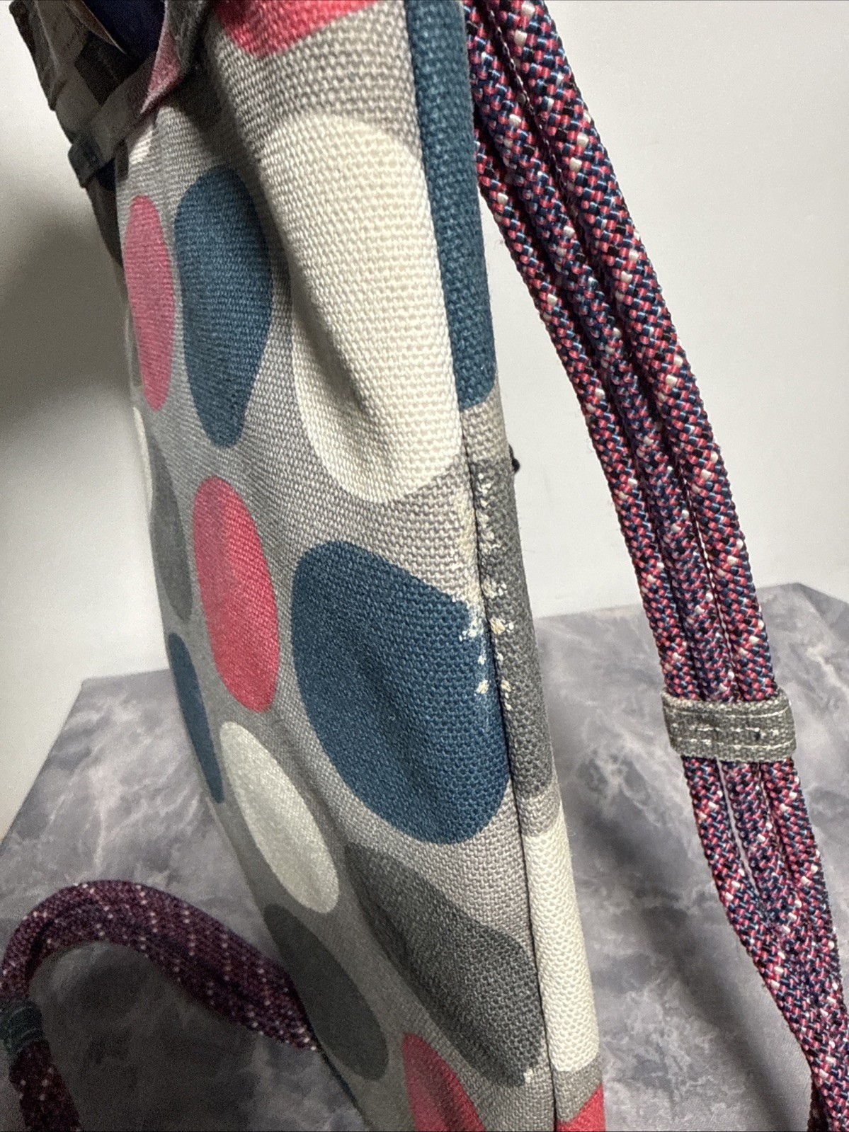 KAVU Keepalong Canvas Sling Bag Crossbody Rope Shoulder Bag Gray With Dots