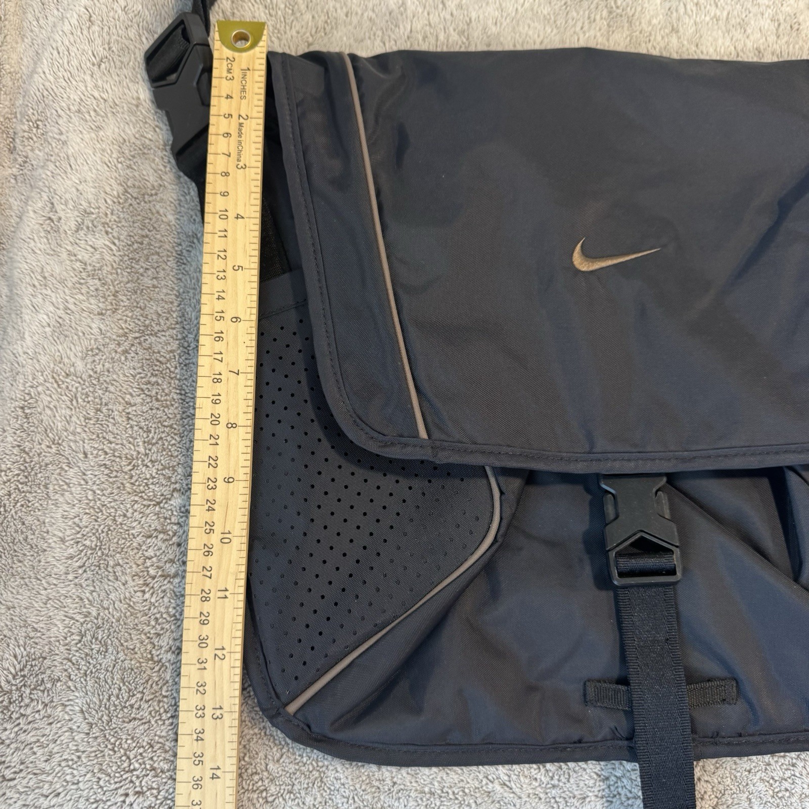 Nike Sportswear Essentials Messenger Bag (15L) Black Ironstone Shoulder Strap