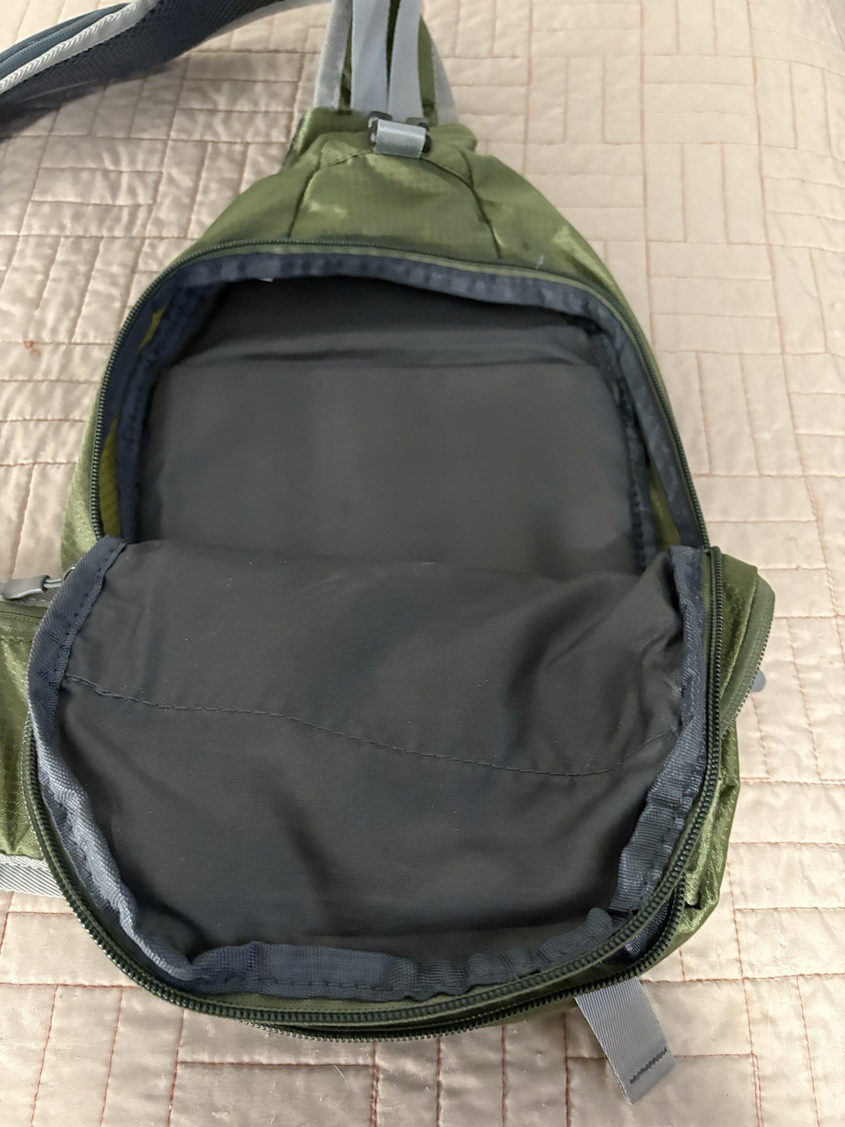 3 Pack Washing Over The Shoulder Bag. 4 Zippered Pockets. Strapped Main Closer