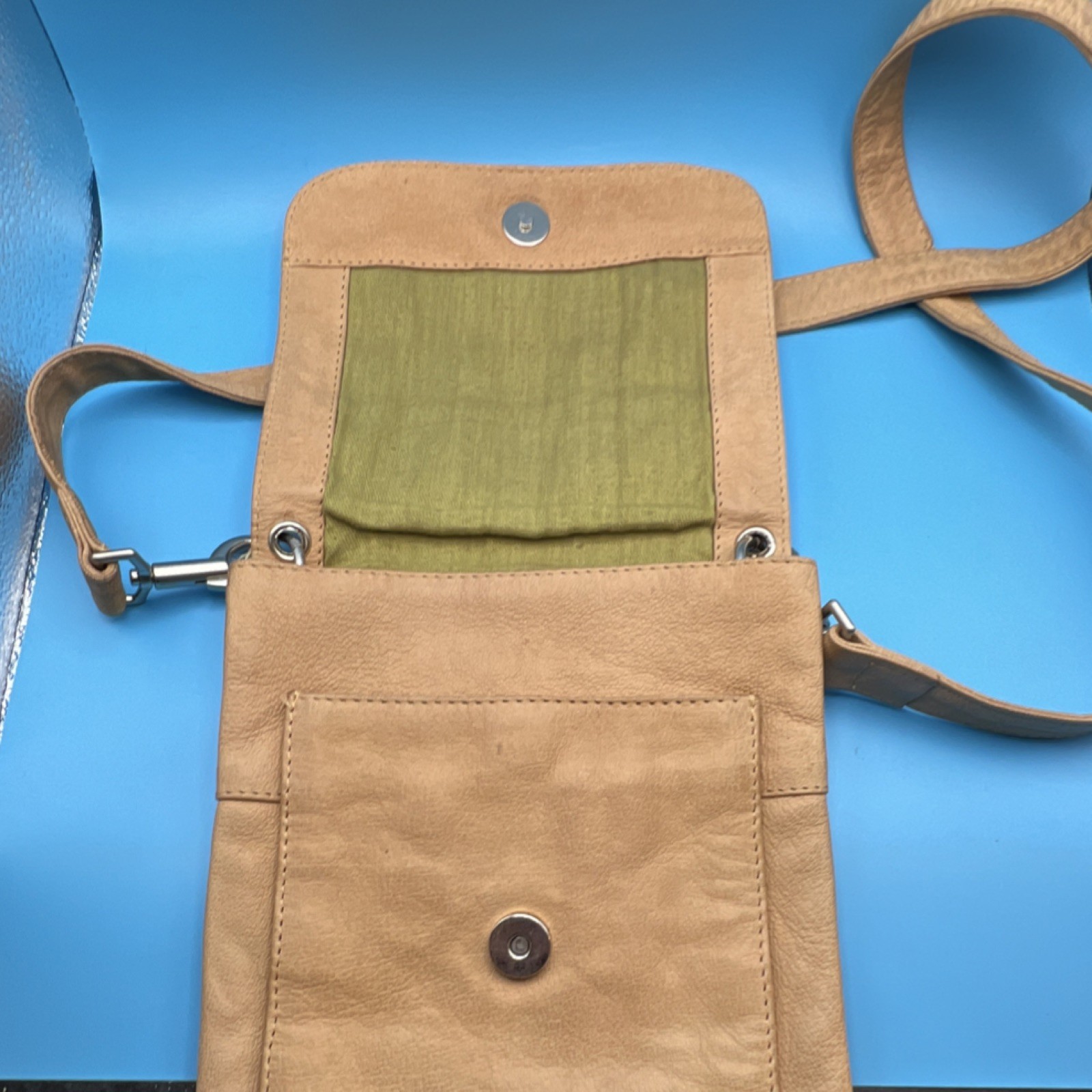 Kenneth Cole Leather Crossbody Bag Magnet Closure Small Casual Travel Everyday