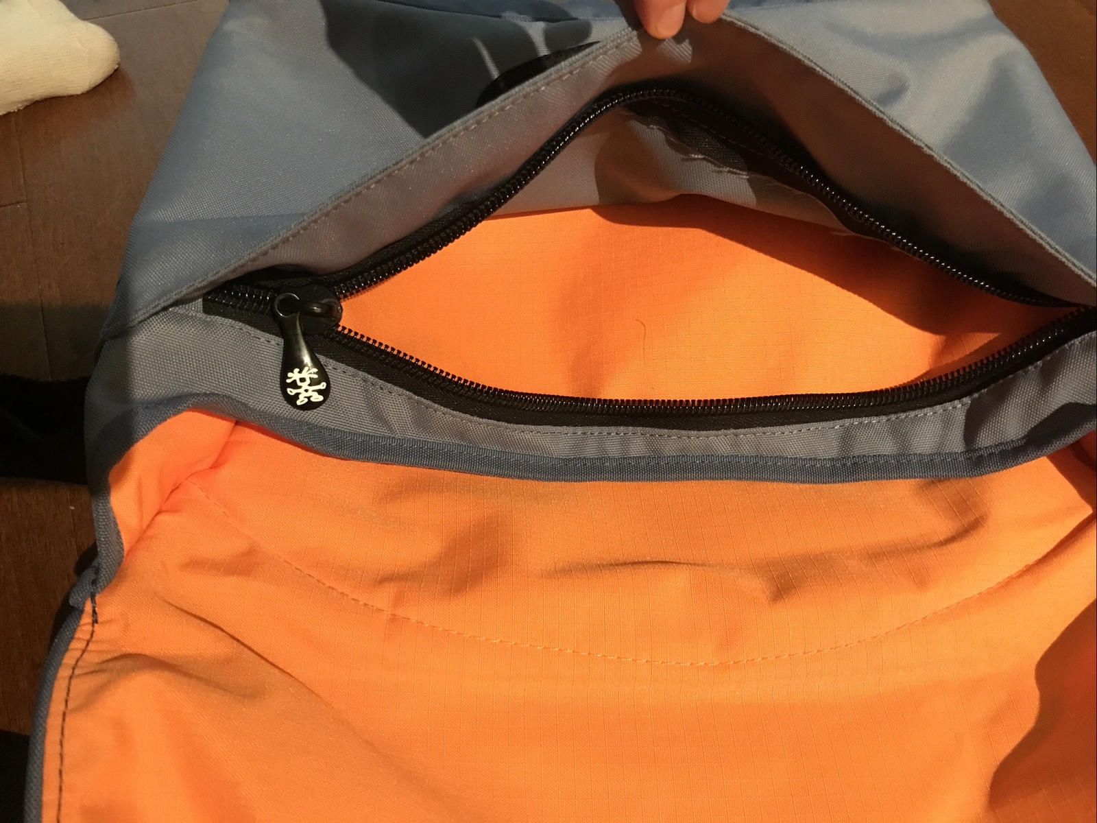 Crumpler The Skivvy Notebook Laptop Messenger Bag Light Blue Orange Interior