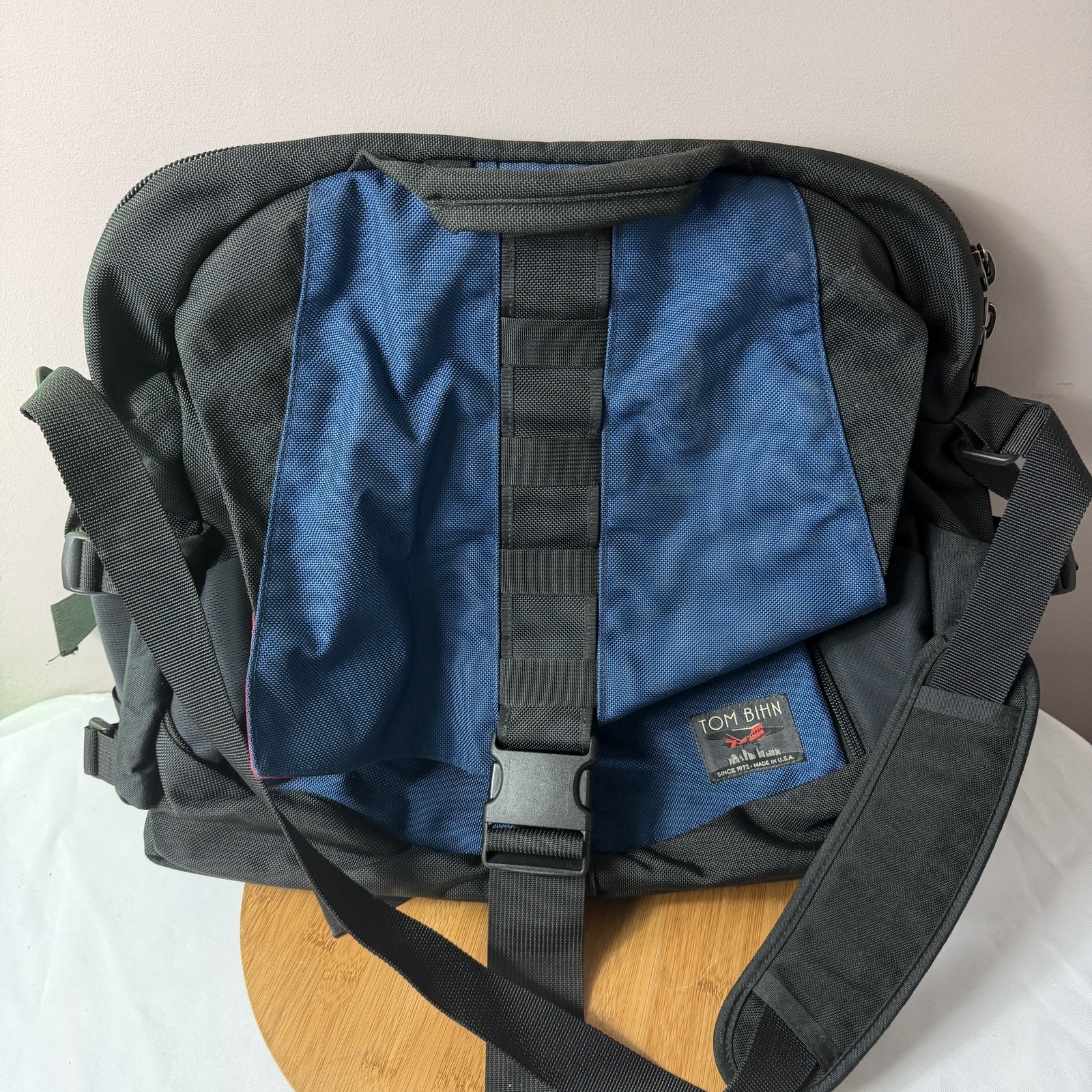 Tom Bihn Super Ego – Messenger Bag – Made in USA – Large Nylon Laptop Bag