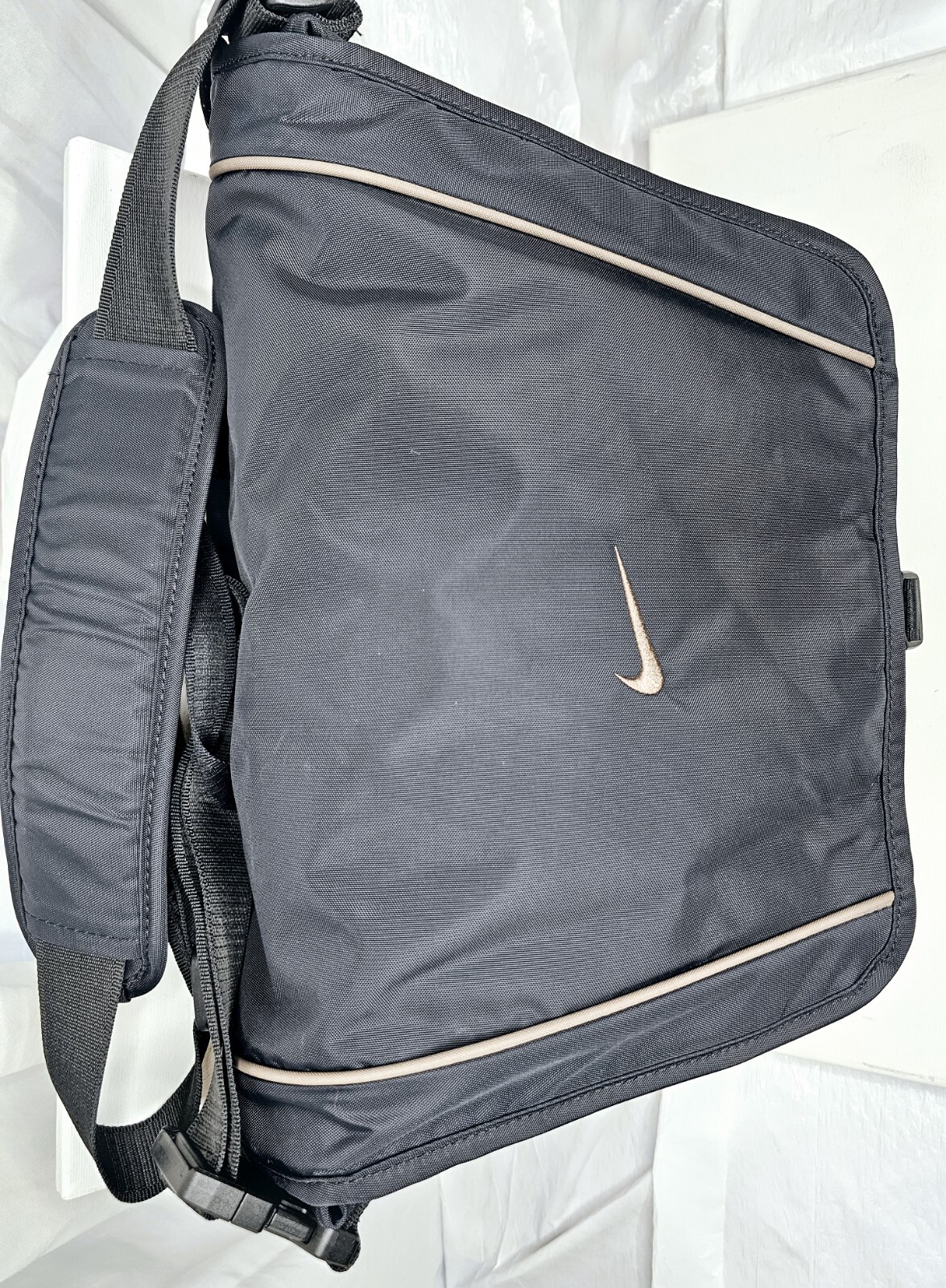 Nike Sportswear Essentials Messenger Bag 15L Black Ironstone DJ9792-010 Clean