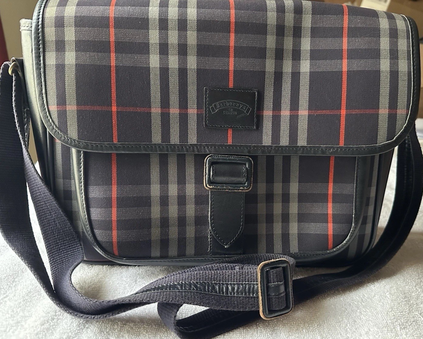 Authentic Burberry Nova Check Messenger Bag Navy Leather Canvas Crossbody Laptop