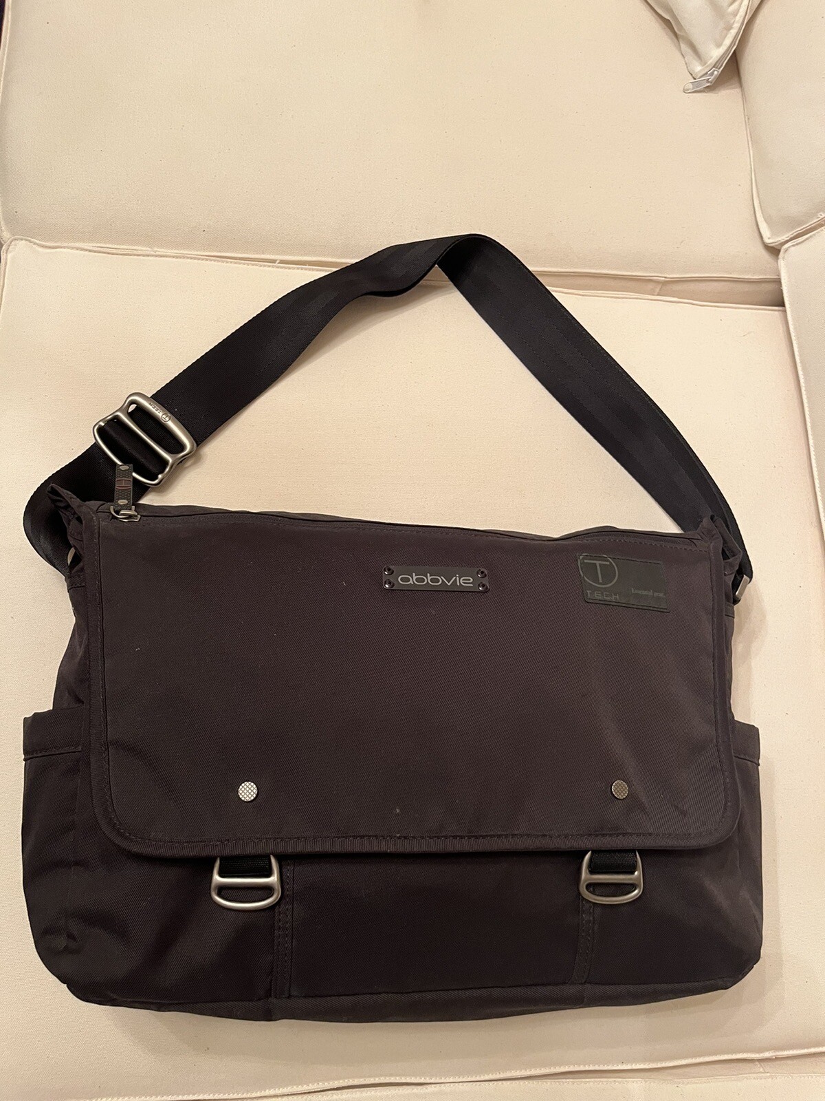 Tumi T-Tech Essential Gear Black 19”x12”x4” Laptop Messenger Bag