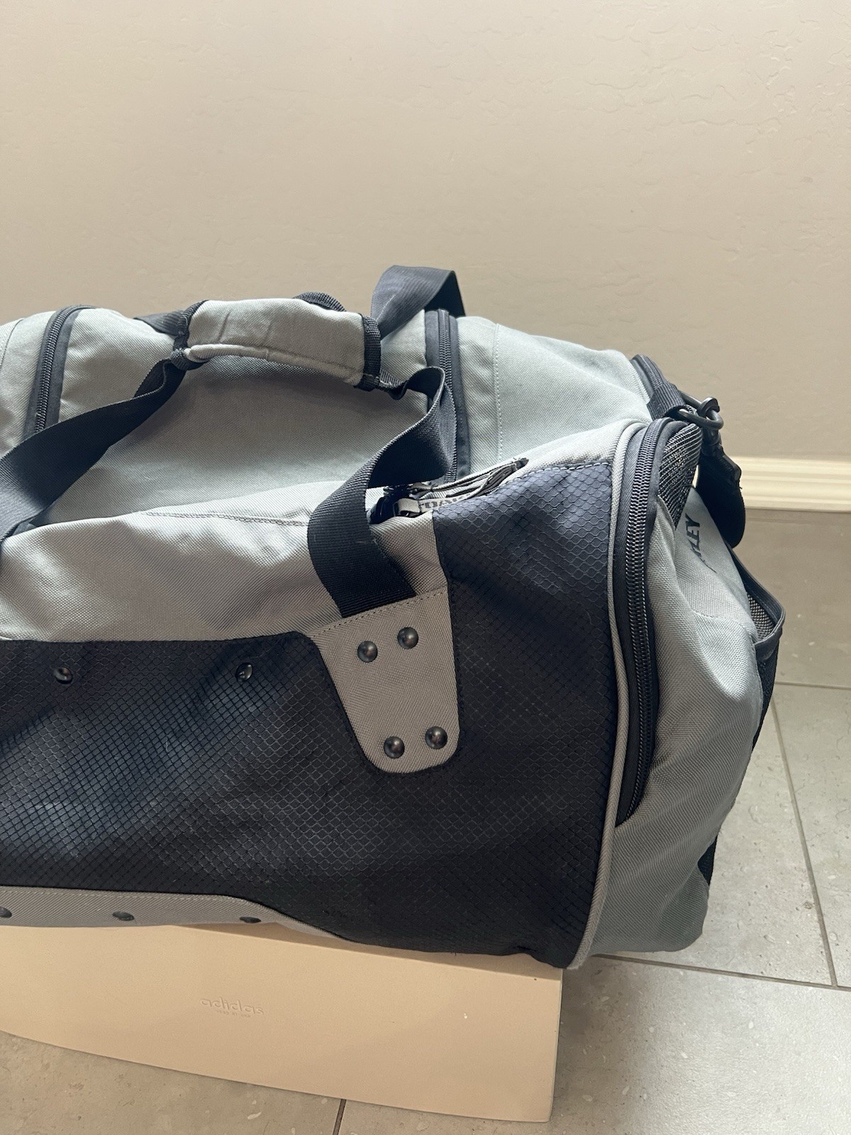 Oakley Tactical Field Weekender Boston Travel Gray Brand Logo Large Duffle Bag