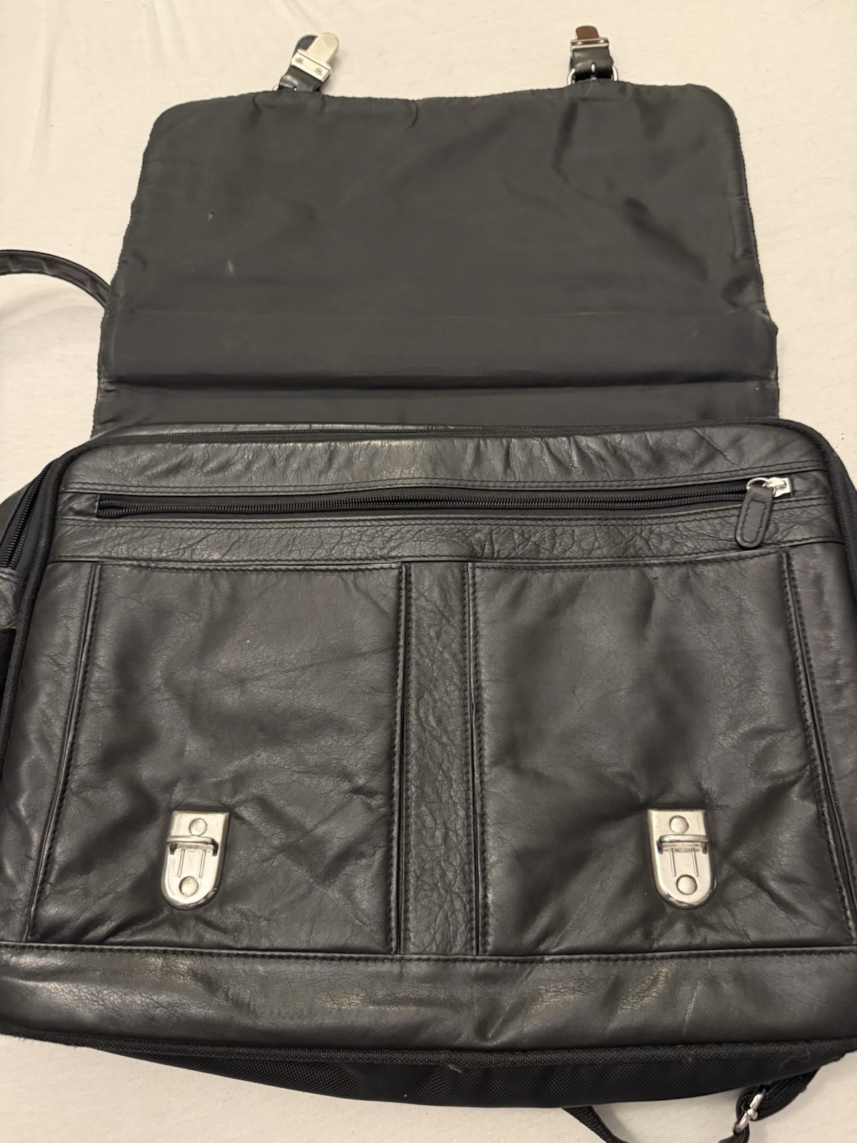 Wilsons Leather Black Messenger Bag Laptop Briefcase Adjustable Shoulder Strap