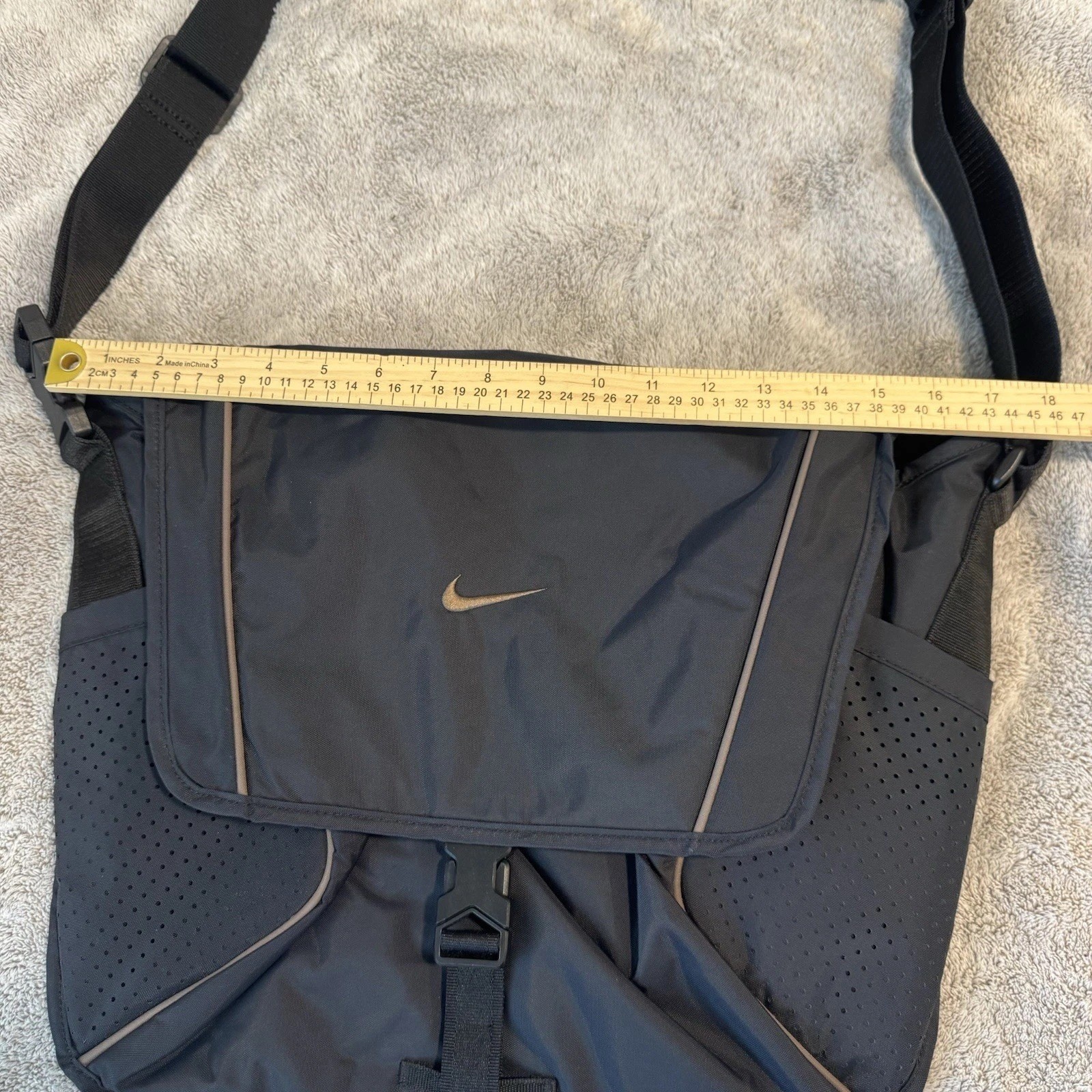 Nike Sportswear Essentials Messenger Bag (15L) Black Ironstone Shoulder Strap