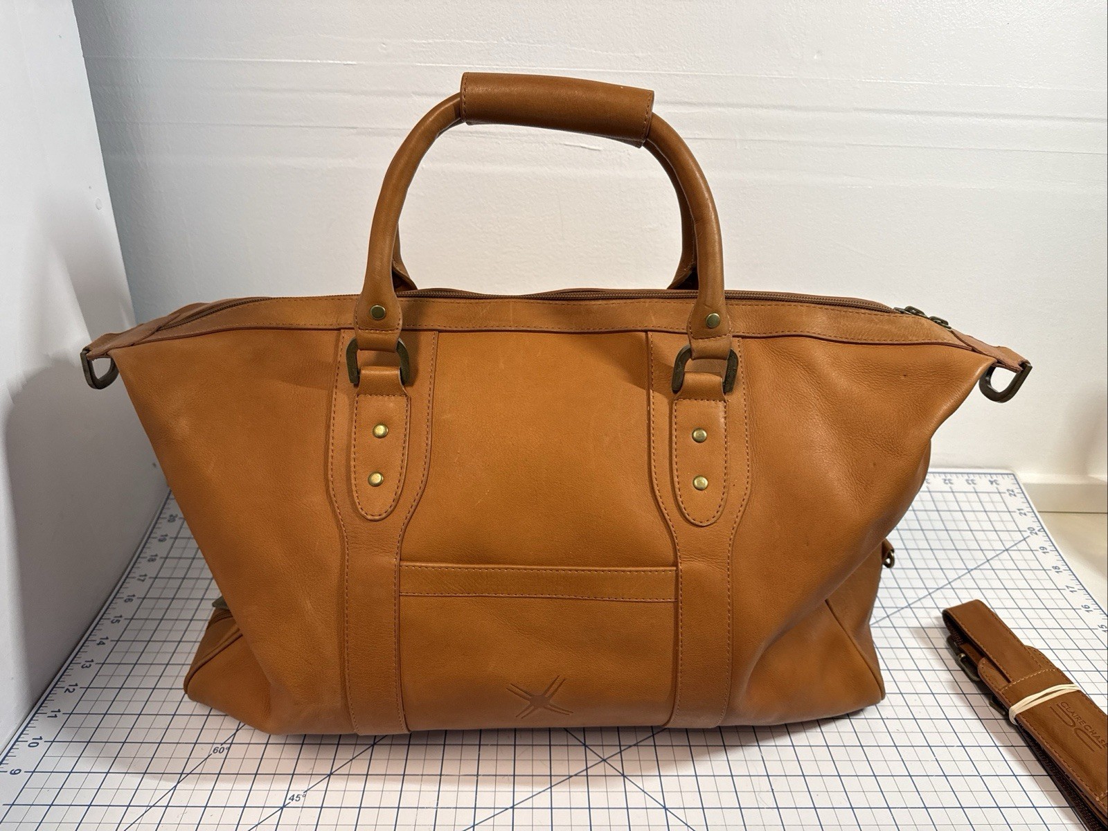 CLAIRE CHASE 22” Authentic Tan Leather Duffle Bag Travel Bag Made in Colombia
