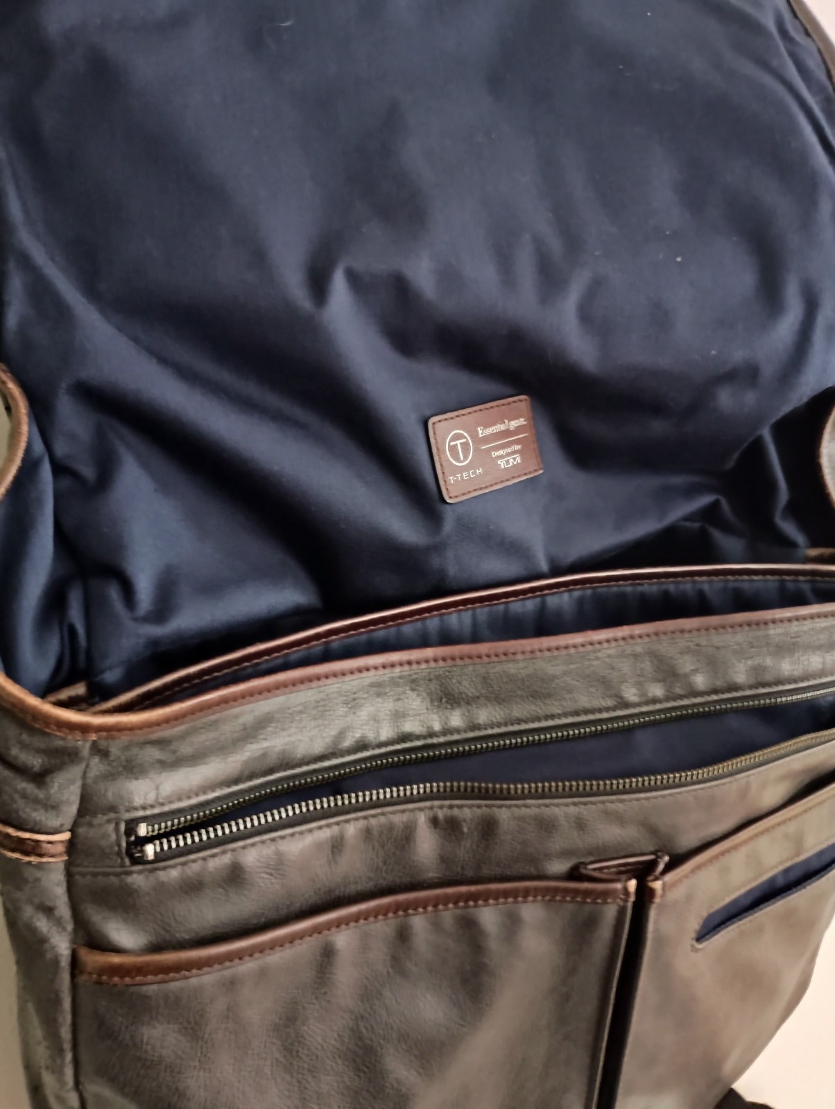 Tumi T-Tech Leather Messenger Bag Flap Zipper Snap Laptop Travel School Brown