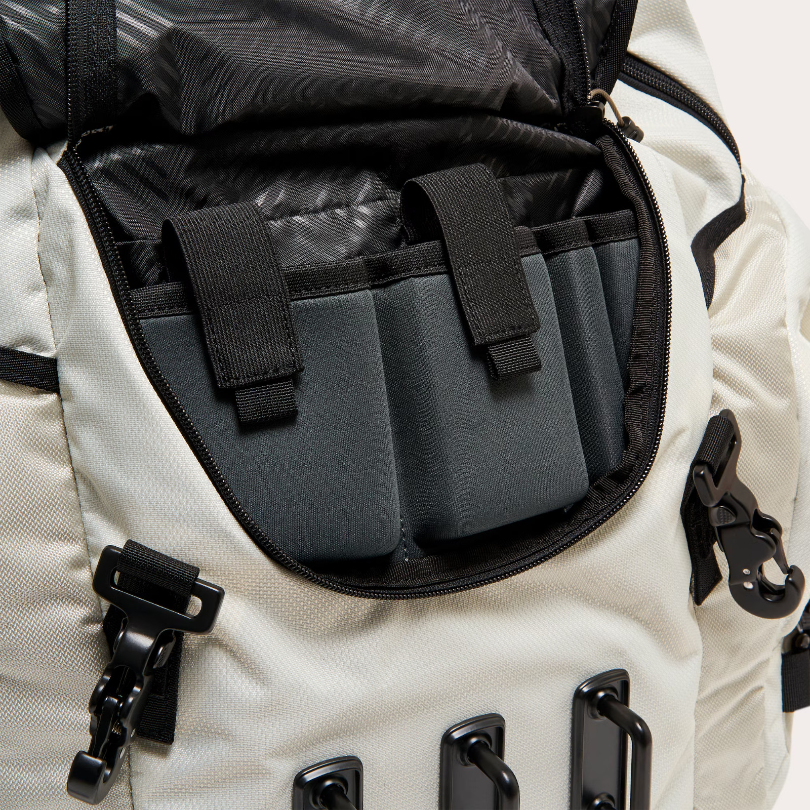 MENS AUTHENTIC OAKLEY KITCHEN SINK MIST WHITE BACKPACK BRAND NEW AUTHENTIC!
