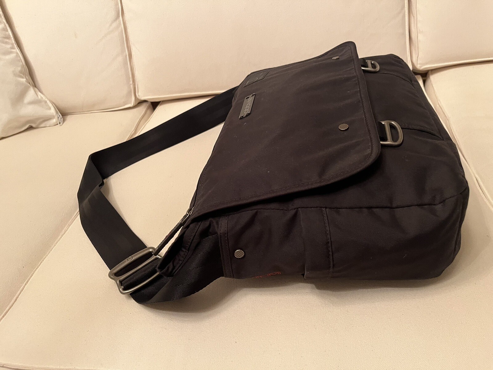 Tumi T-Tech Essential Gear Black 19”x12”x4” Laptop Messenger Bag