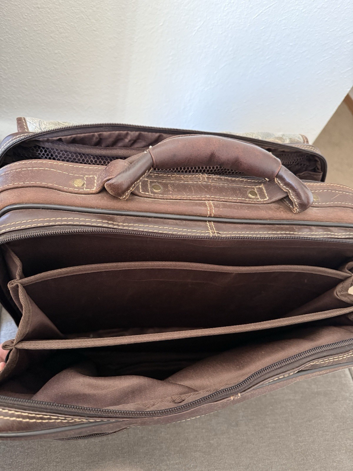 Ducks Unlimited Camouflage Brown leather briefcase/Messenger Bag Shoulder Strap