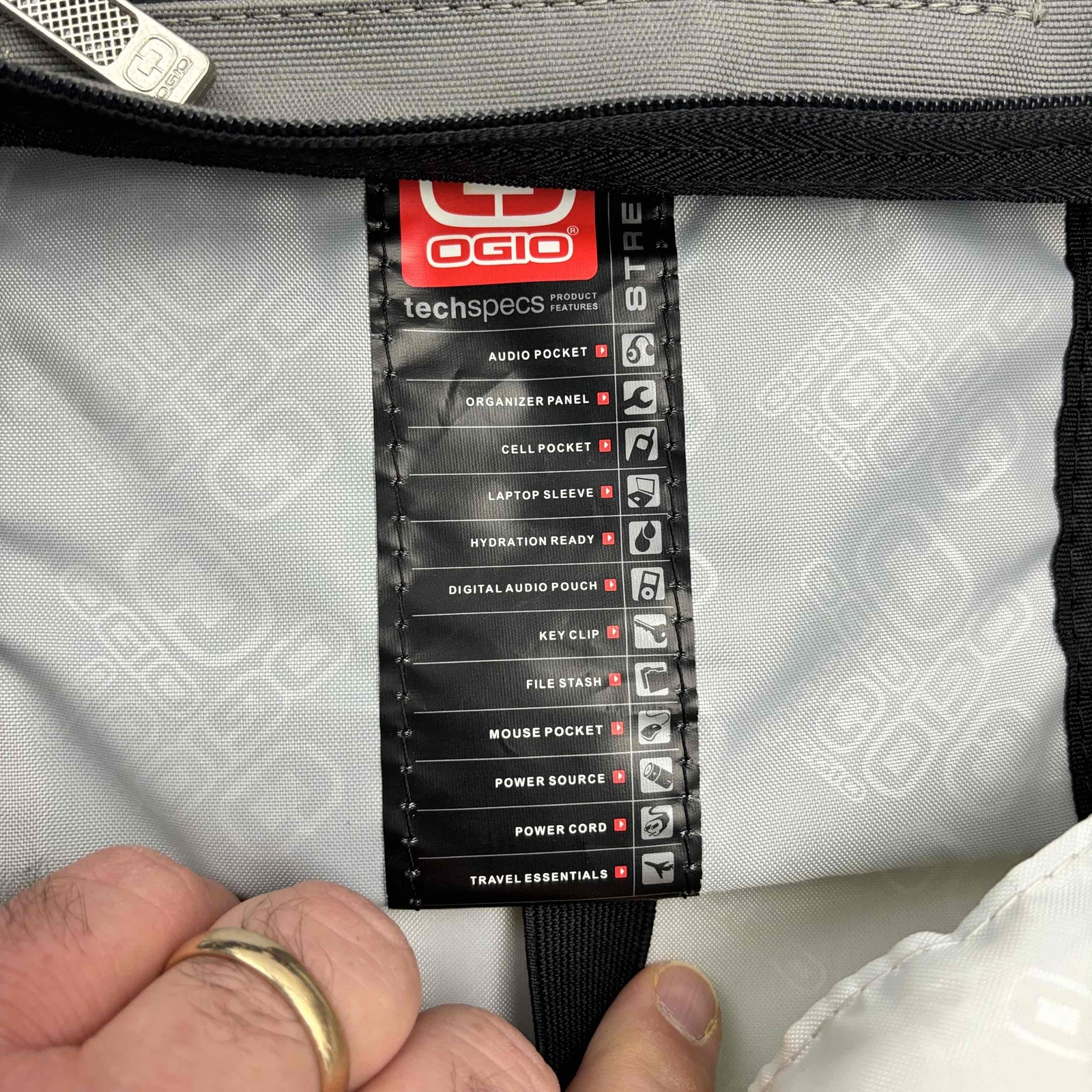 Ogio 8 TRE Backpack Black Audio Laptop Sleeve Organizer Panel Very Good xSpin