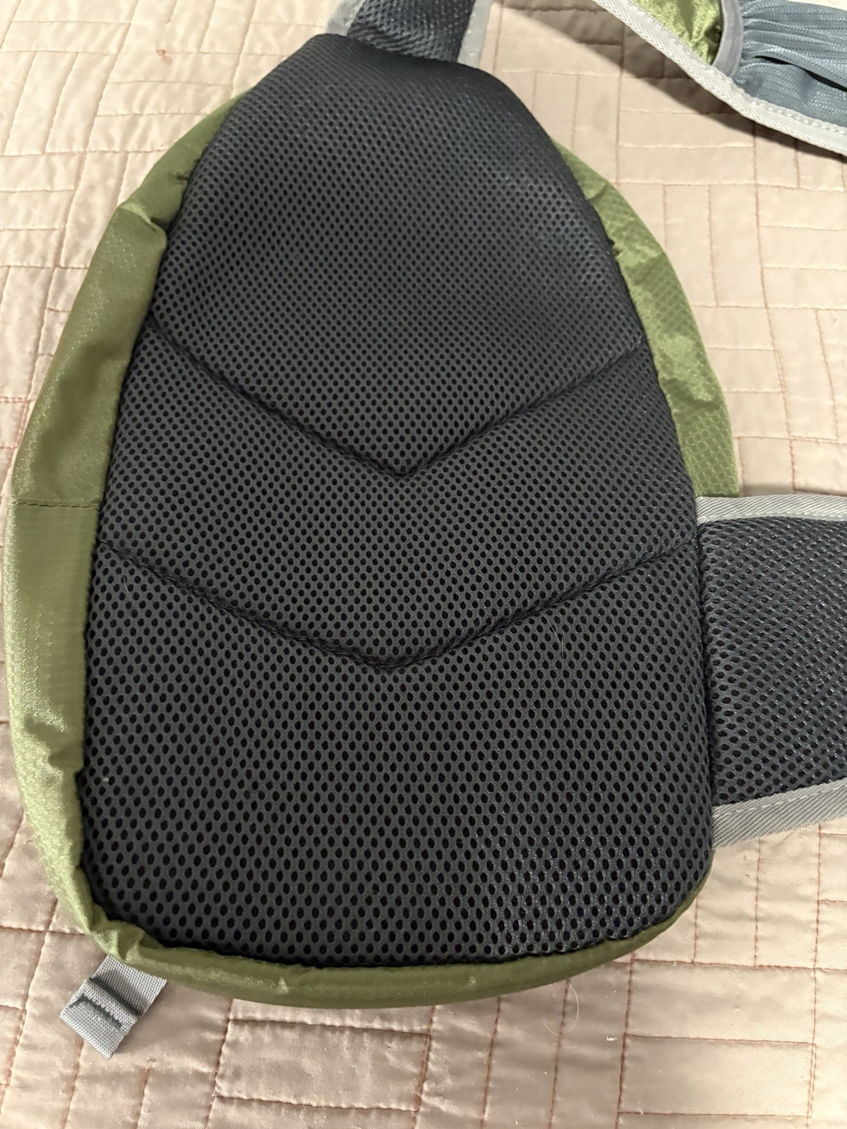 3 Pack Washing Over The Shoulder Bag. 4 Zippered Pockets. Strapped Main Closer
