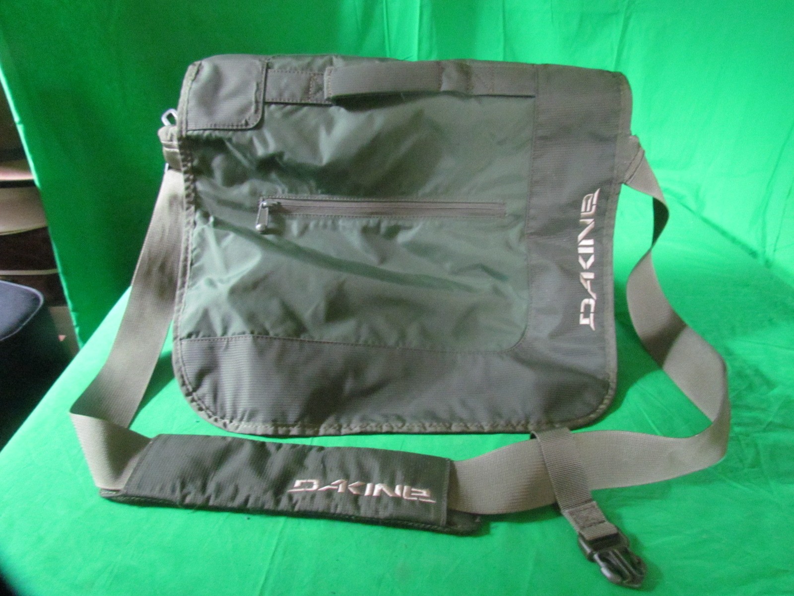 Dakine Padded Messenger Shoulder Bag Laptop Olive Green 16″ Nice Condition